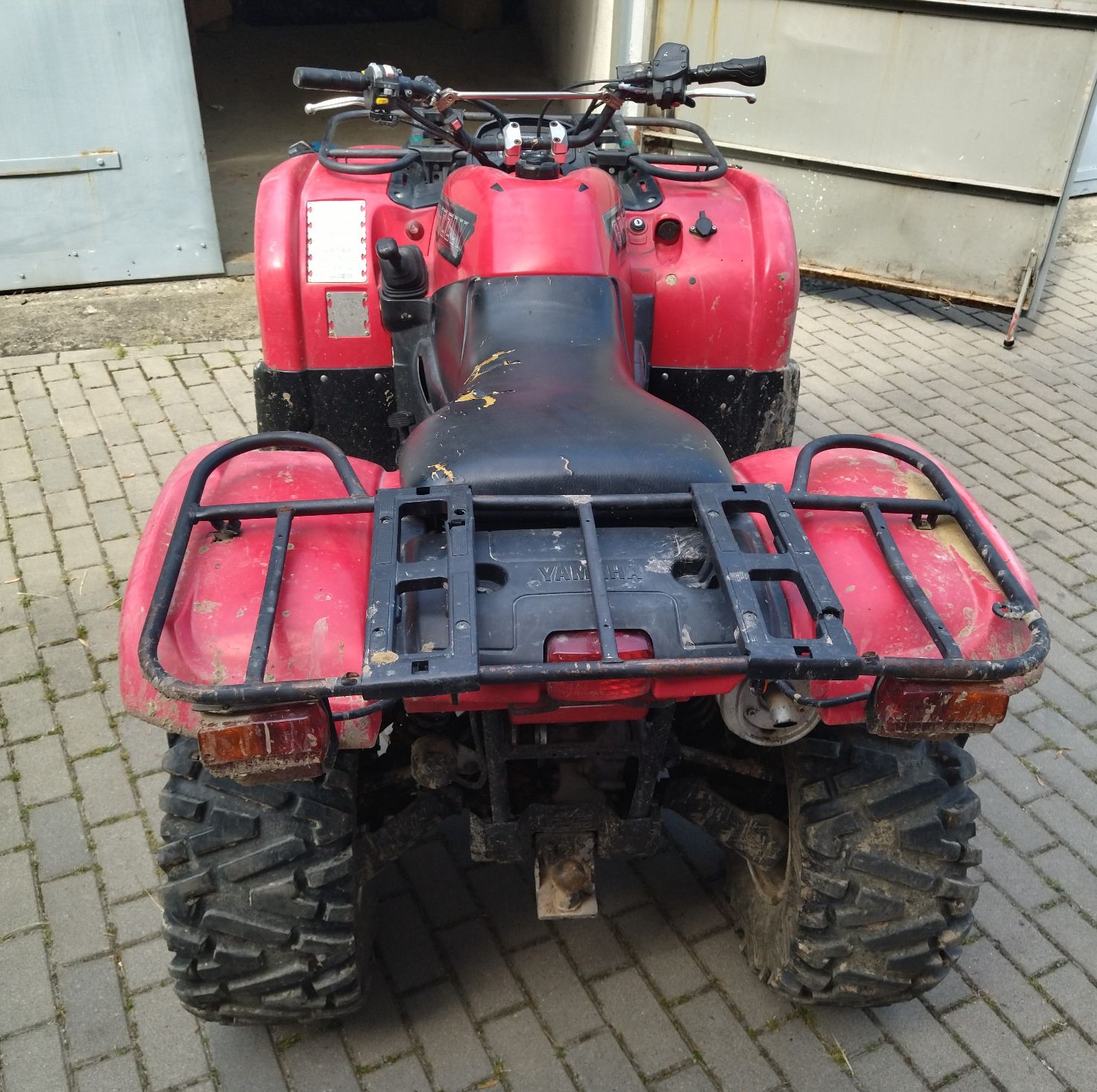 Quad Yamaha Grizlly w kolorze czerwonym widok z tyłu