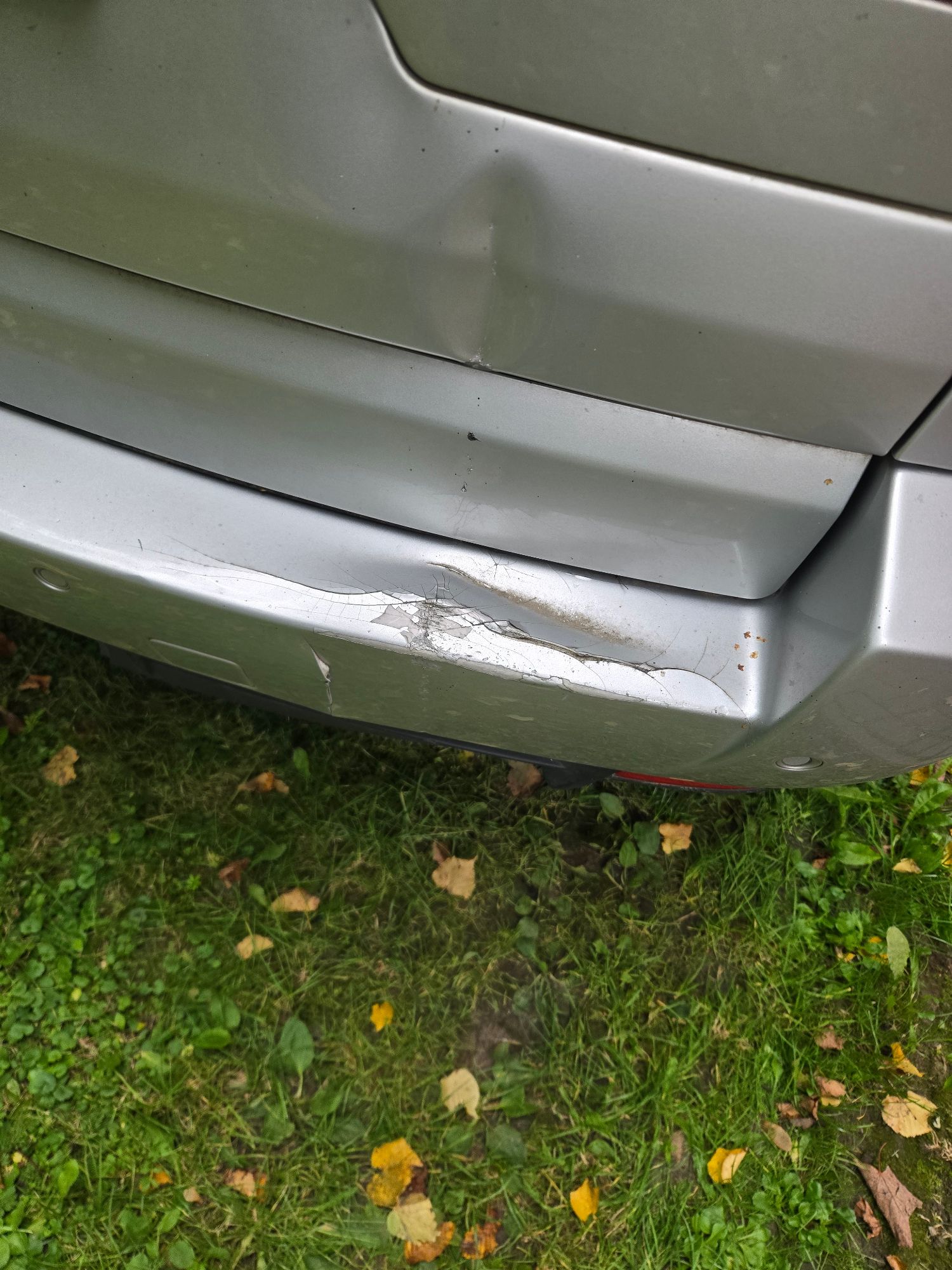 Zdjęcie przedmiotu. Widoczne uszkodzenie zderzaka.