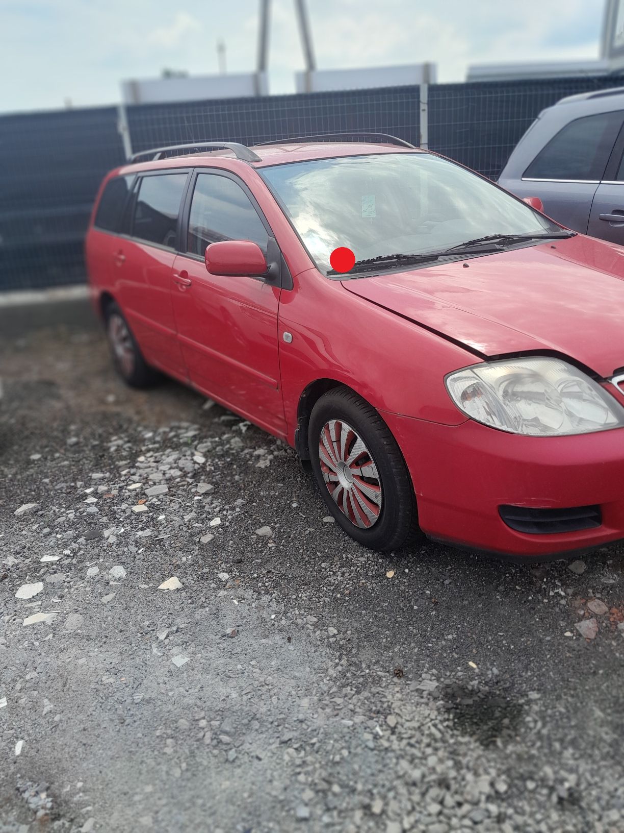 Czerwona Toyota Corolla, prawy bok pojazdu