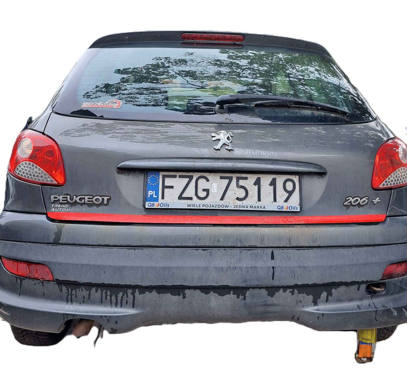 Tył pojazdu z widocznym logo producenta lekkie zarysowanie lakieru pod tylną szybą