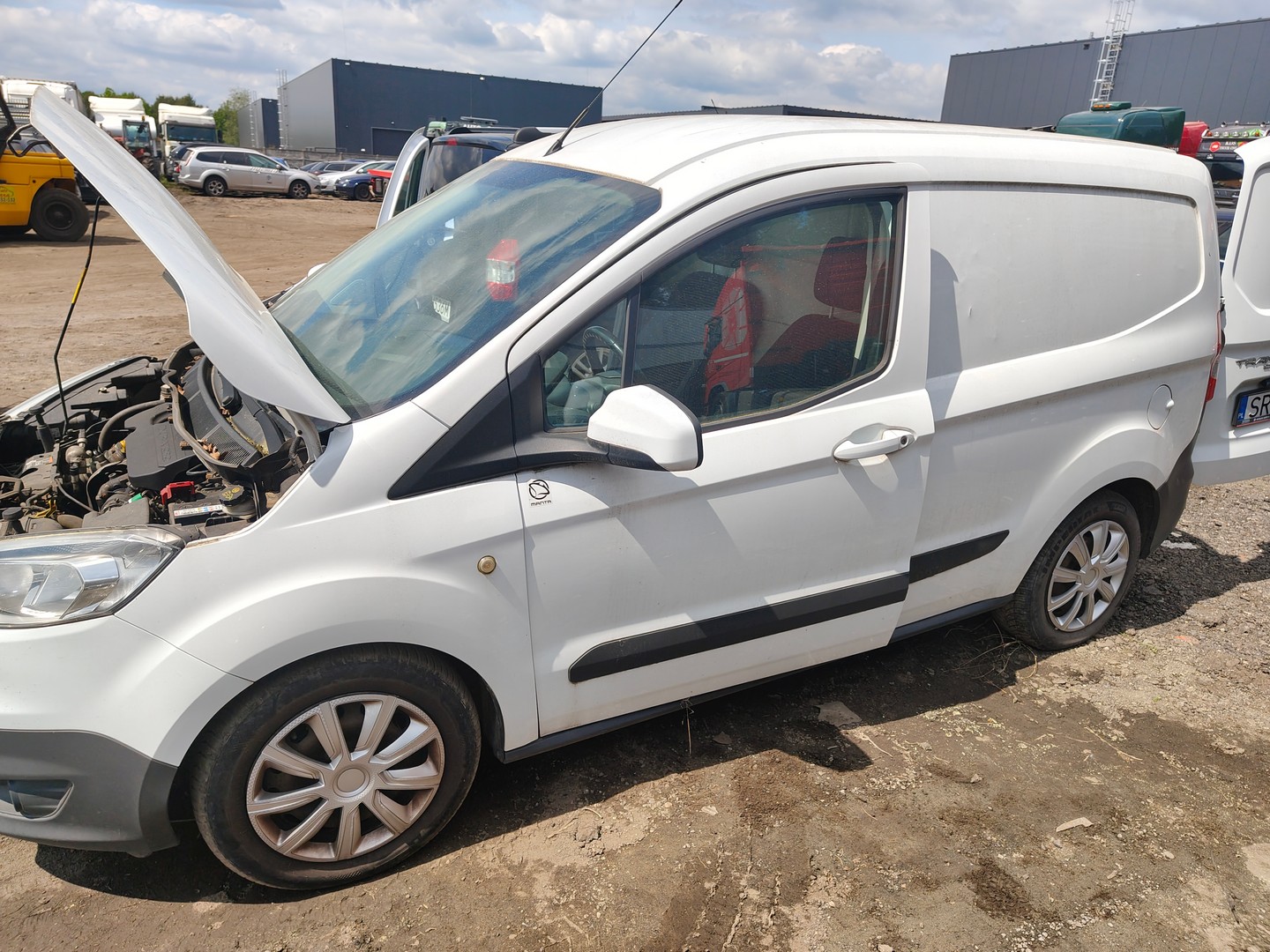 samochód osobowy marki ford koloru białego lewa strona