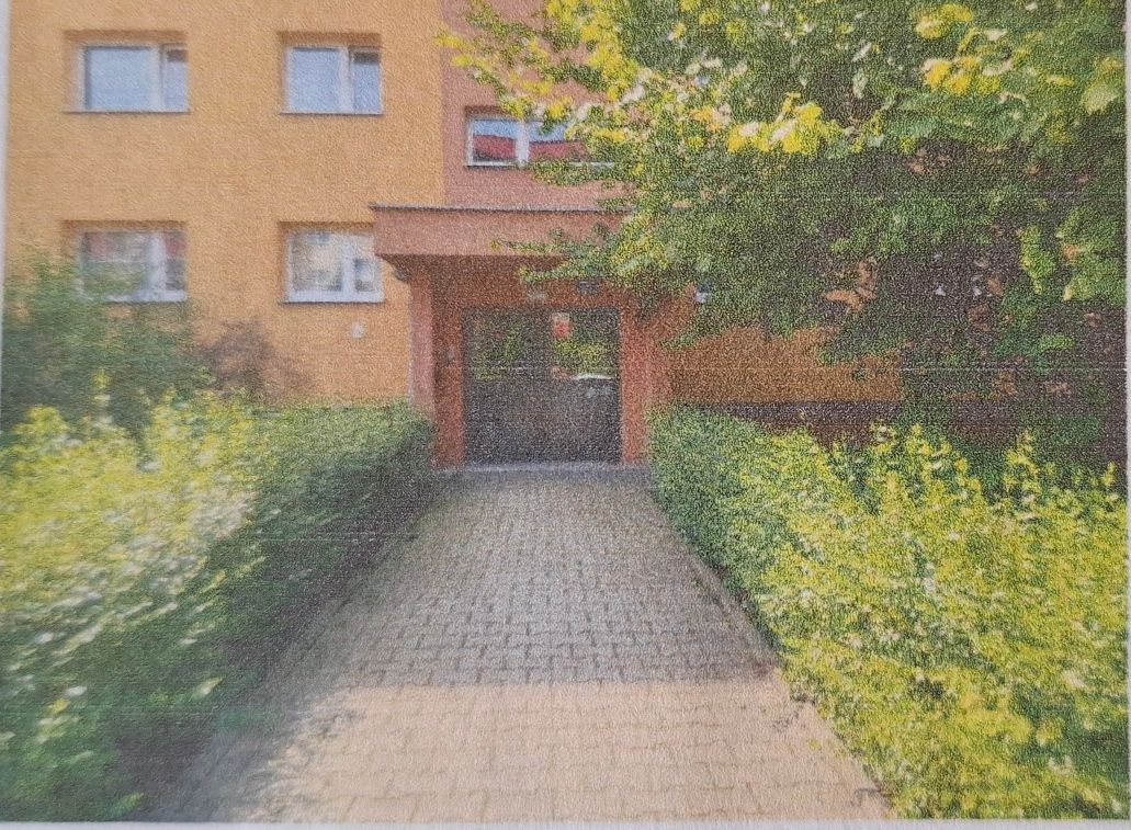 Zdjęcie przedstawia wejście do klatki schodowej budynku przy ul. Kobierzyńskiej 60.