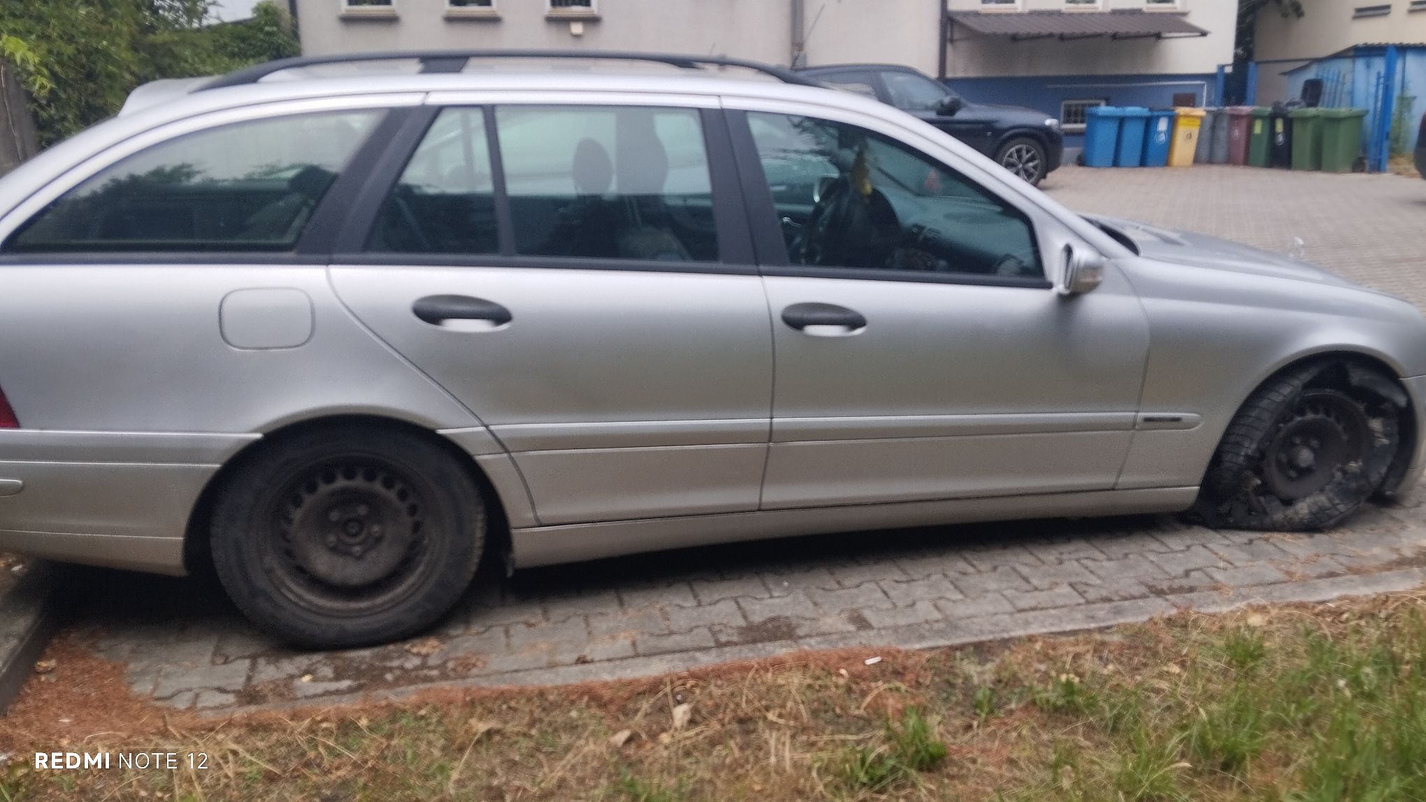 Srebrny Mercedes-Benz C-Class, widok z boku