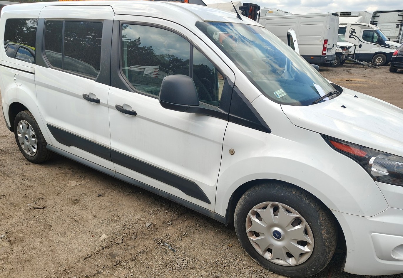 samochód osobowy marki ford koloru białego prawa strona