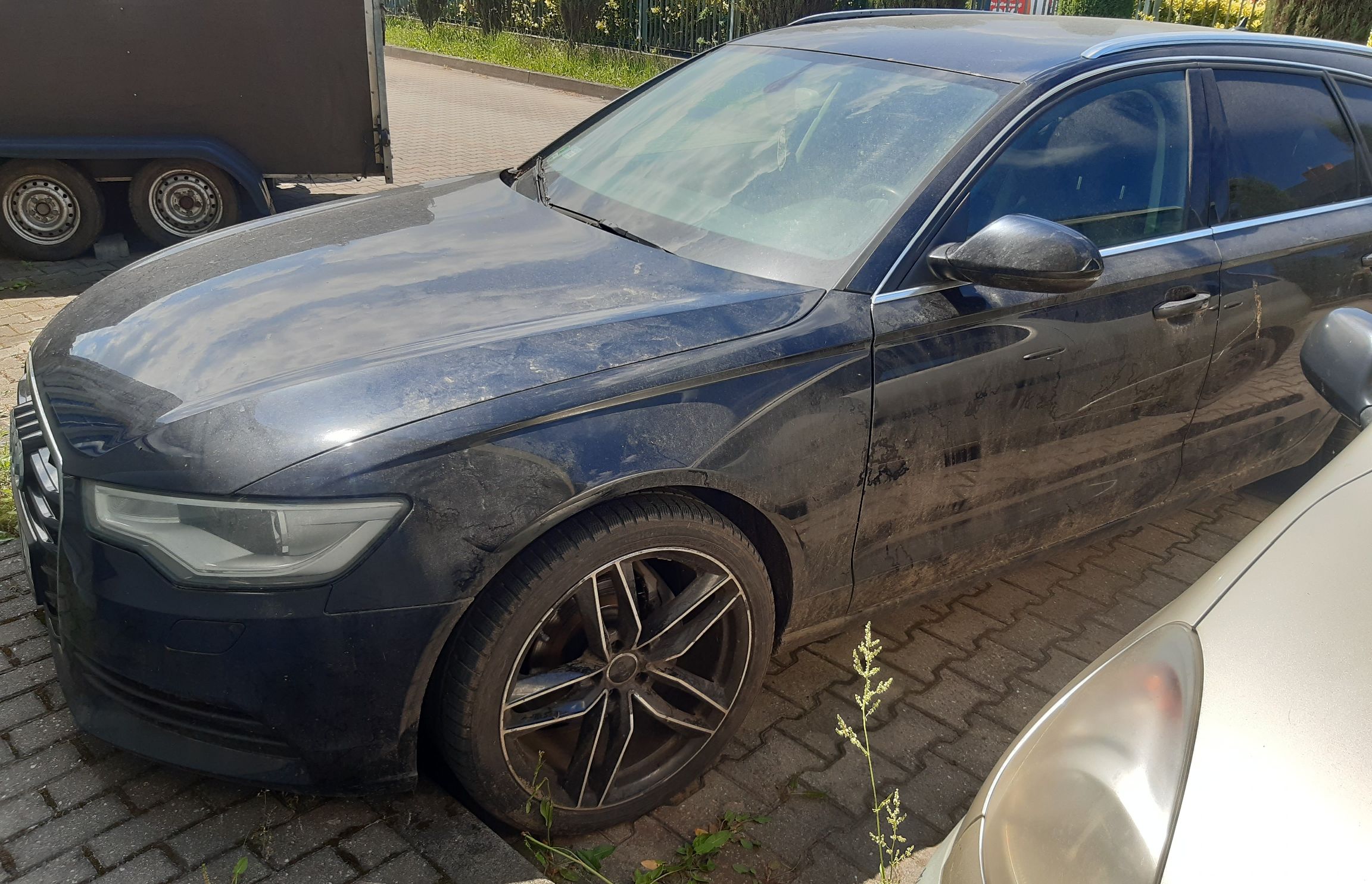 Czarny samochód osobowy typu kombi marki Audi A6