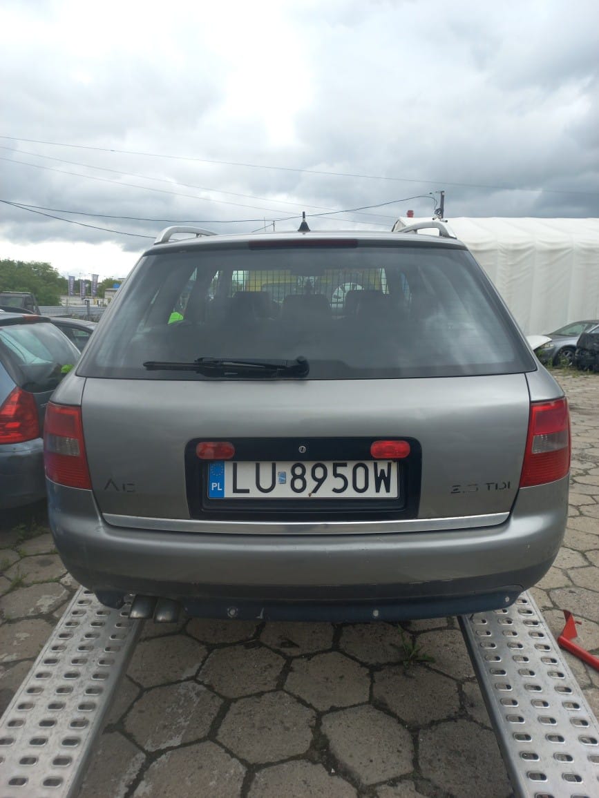 tył samochodu, bagażnik