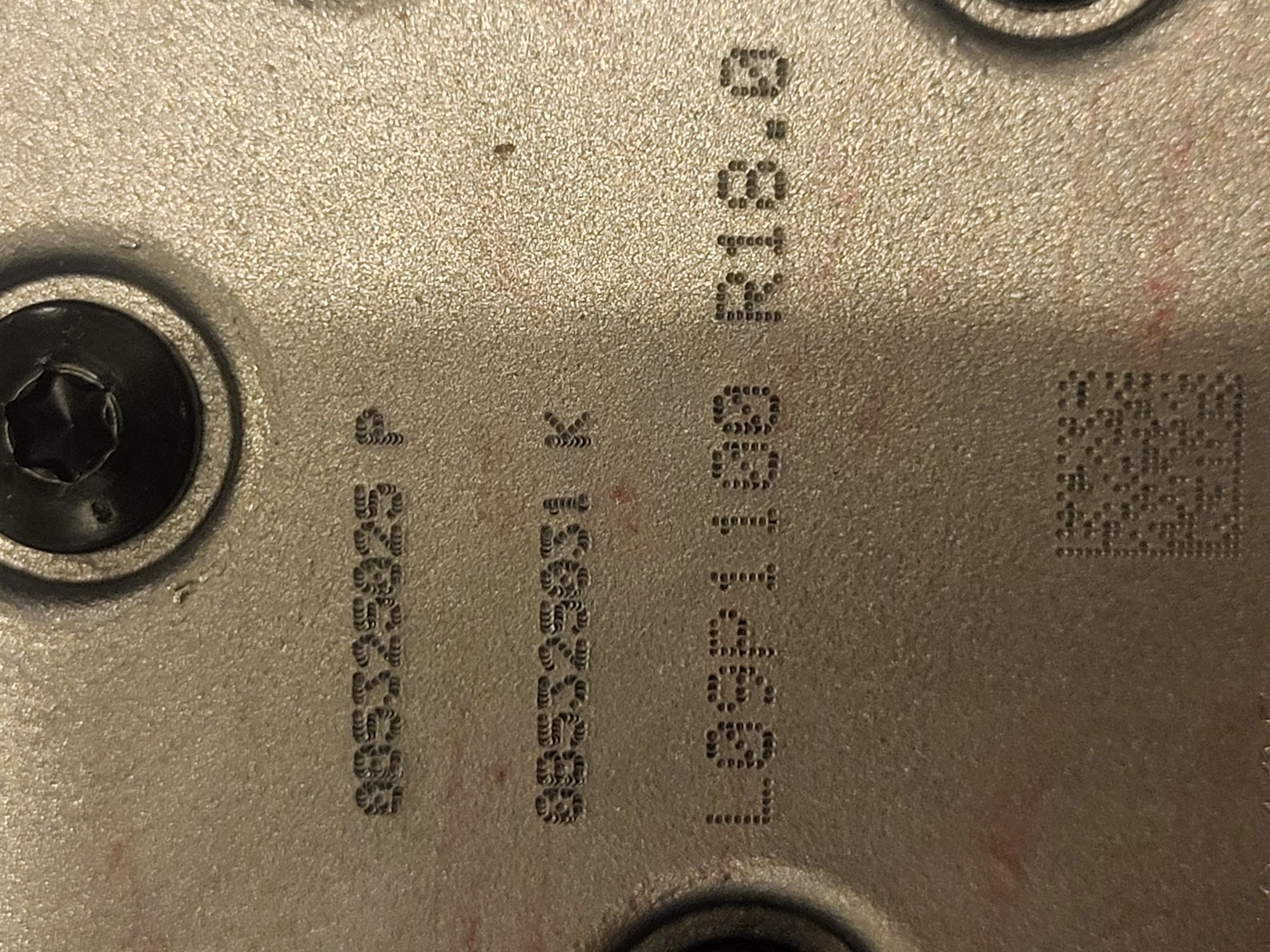Metalowy element konstrukcyjny skrzyni biegów z numerami seryjnymi