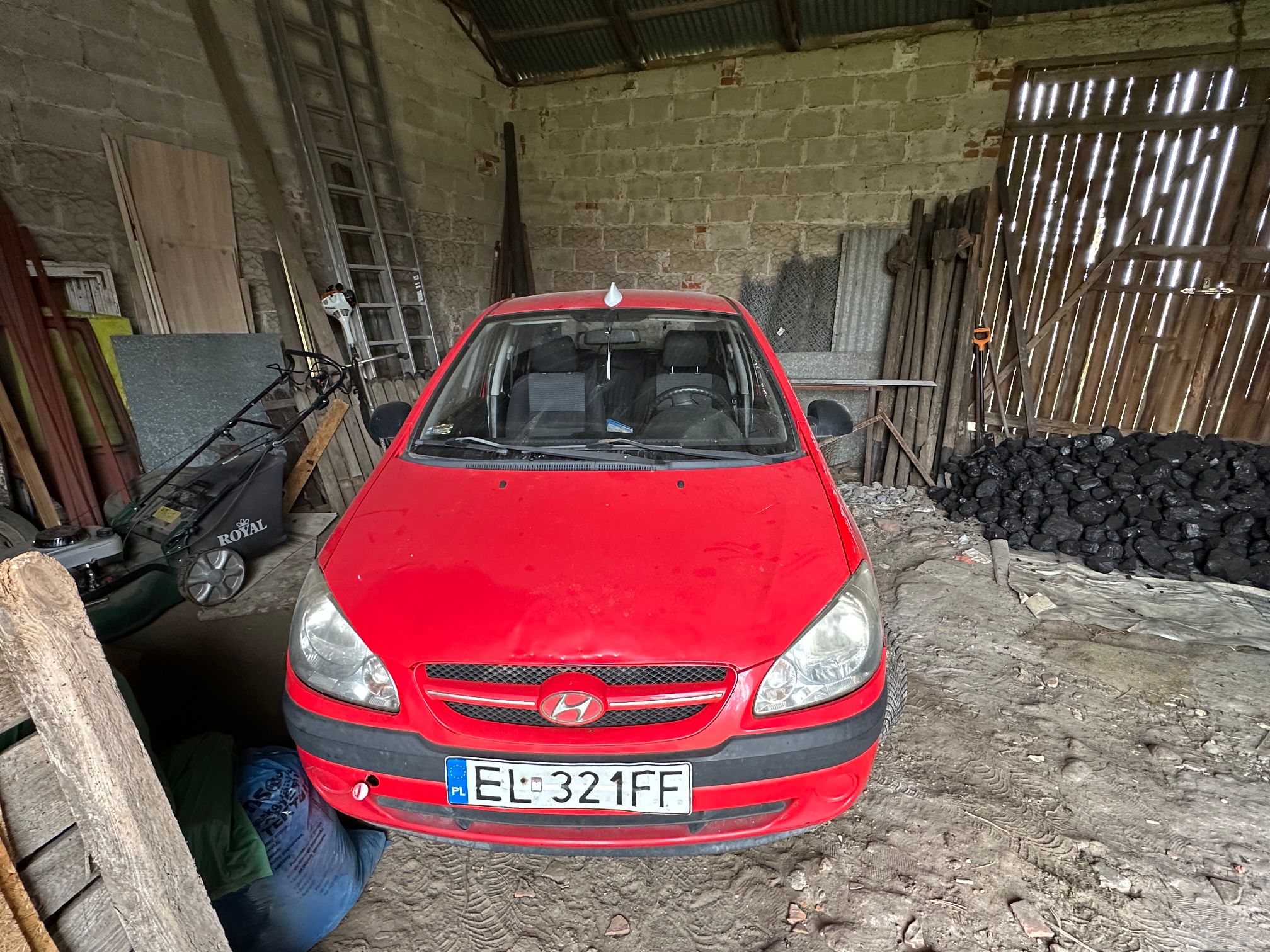Czerwony Hyundai Getz przodem z widoczną tablicą rejestracyjną.