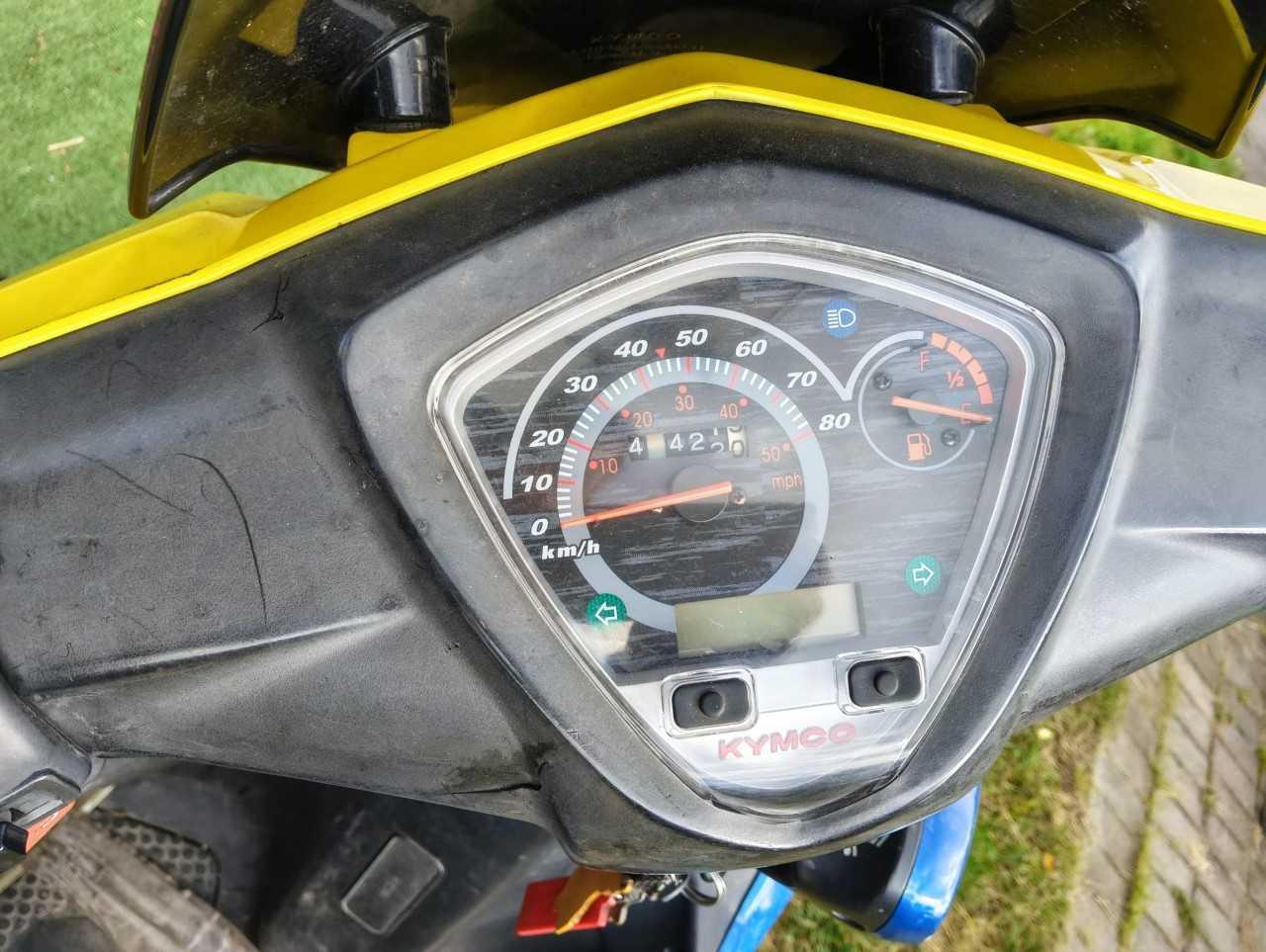 Deska rozdzielcza Główna skala wyskalowana w km na godzinę od 0 do 80, mniejsza skala w milach na godzinę