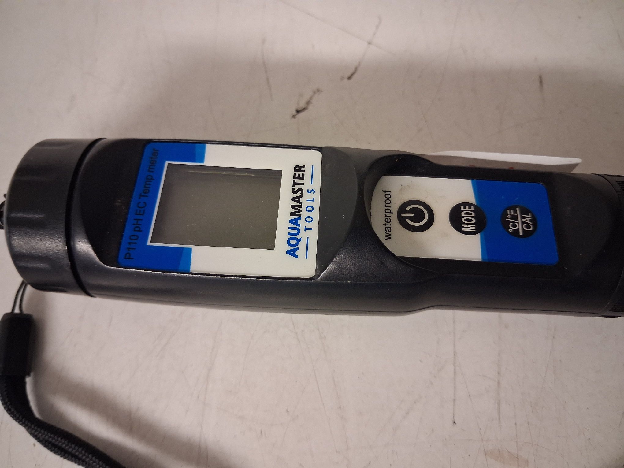 Zdjęcie przedstawia zbliżenie wyświetlacza elektronicznego miernika do mierzenia PH, EC oraz temperatury.