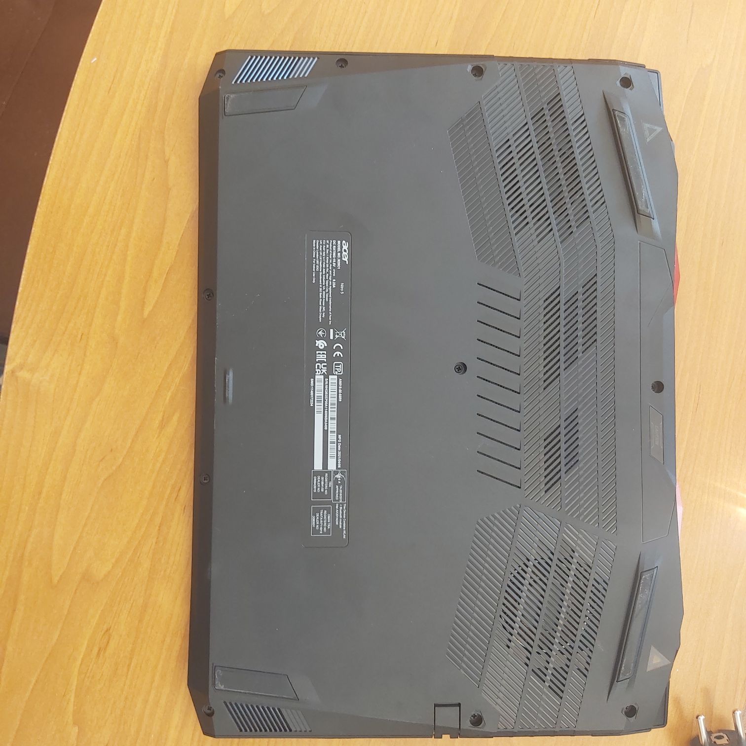 Dół laptopa z tabliczką znamionową.