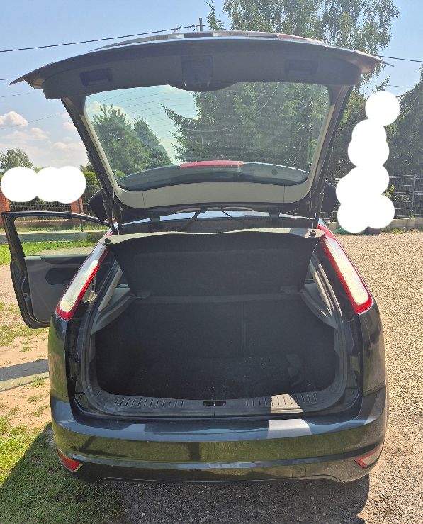 Ford Focus - tył podniesiona klapa