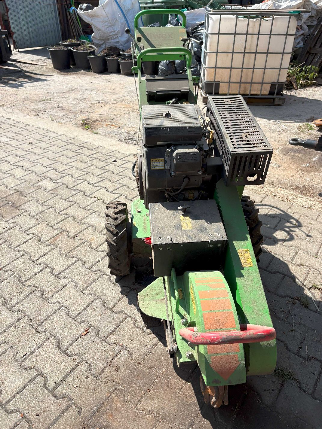 Urządzenie koloru zielonego, widok przodu urządzenia