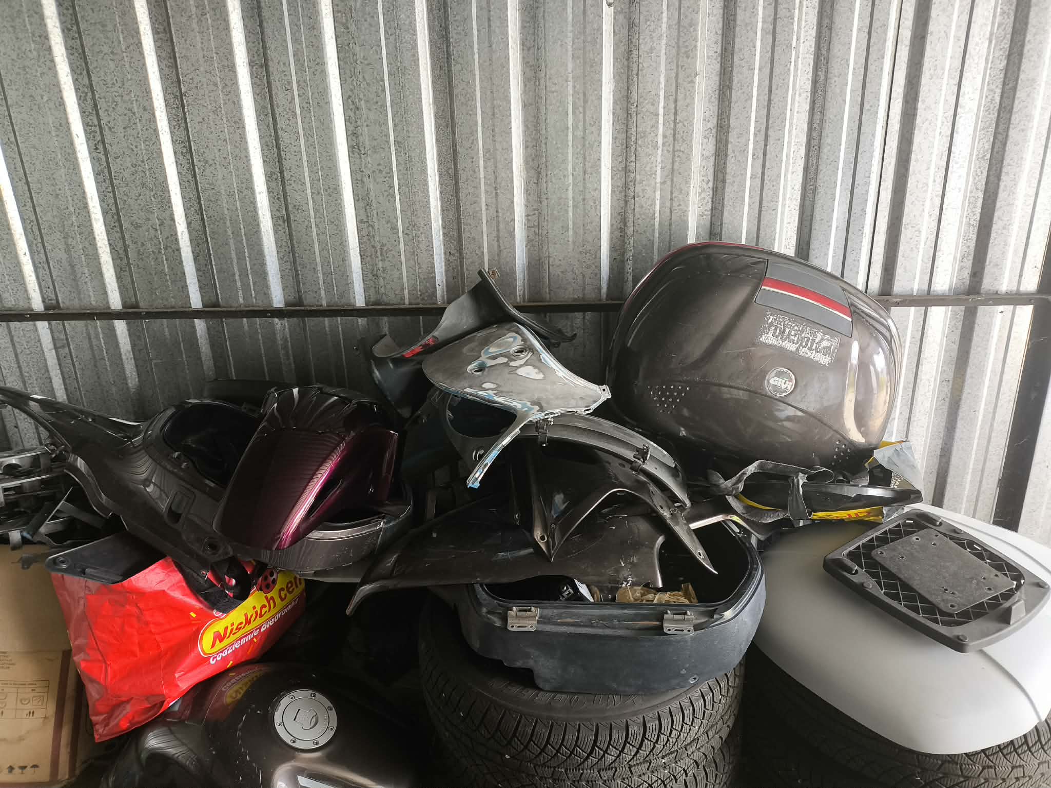 Zdjęcie zdemontowanych części motocykla.