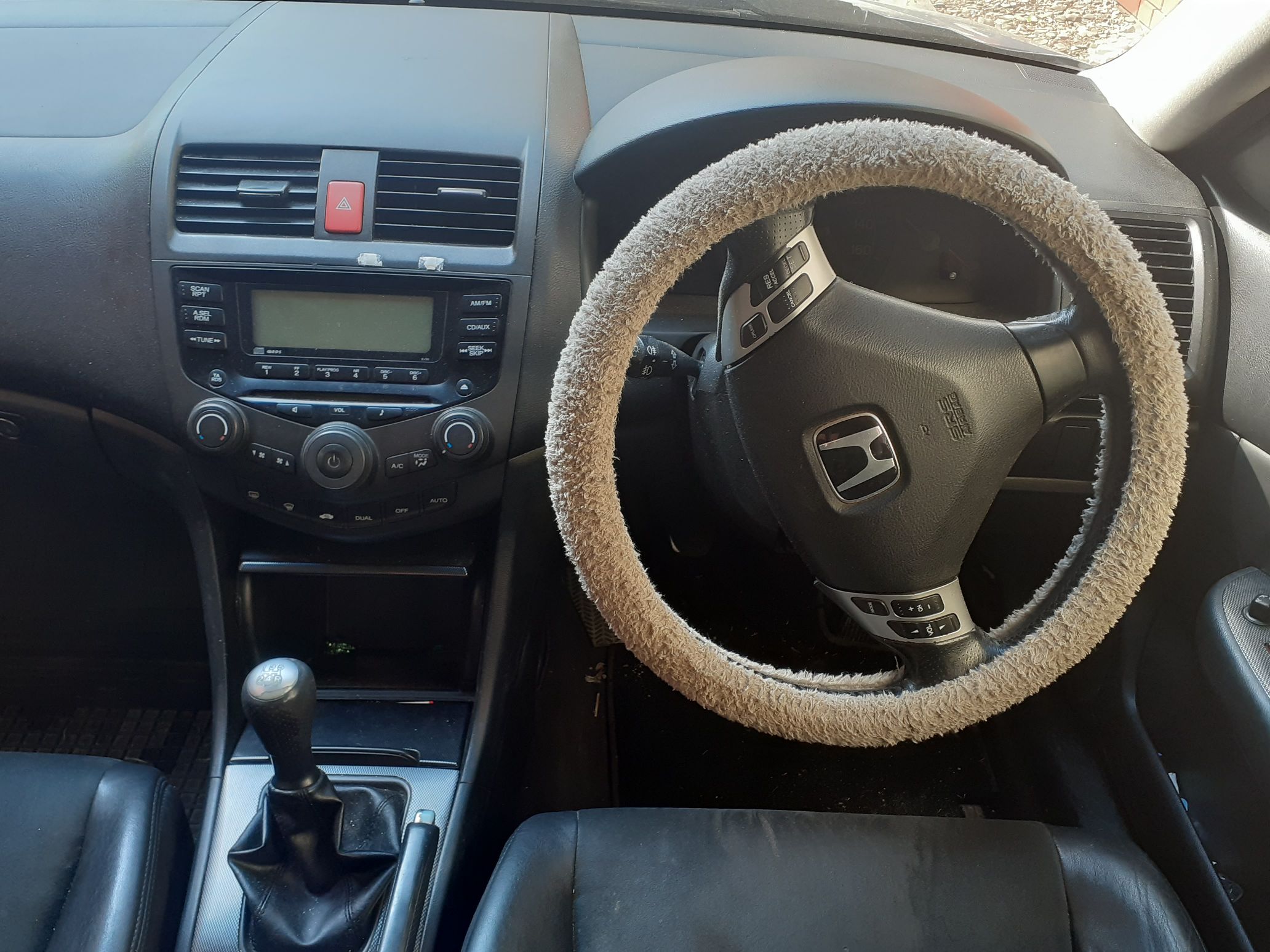 Deska rozdzielcza we wnętrzu Hondy Accord