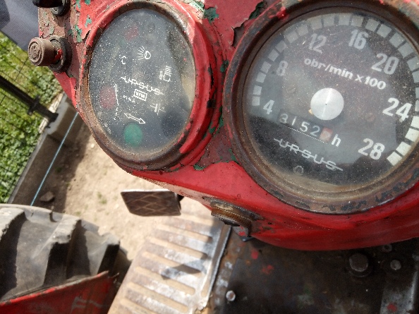 Ciągnik rolniczy kołowy czerwonego - stan licznika 3 152 motogodzin