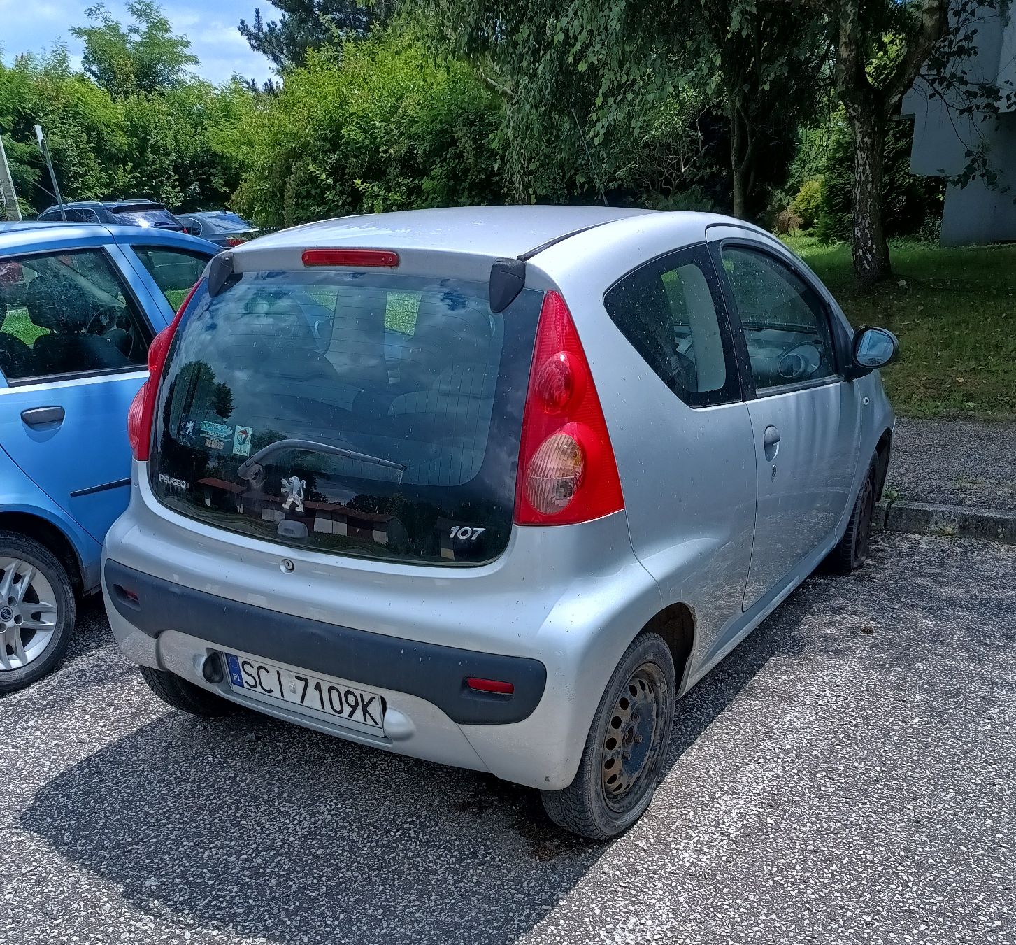 Zdjęcie przedmiotu. Szczegółowe dane dostępne w opisie. Prawy bok i tył pojazdu w kolorze srebrnym