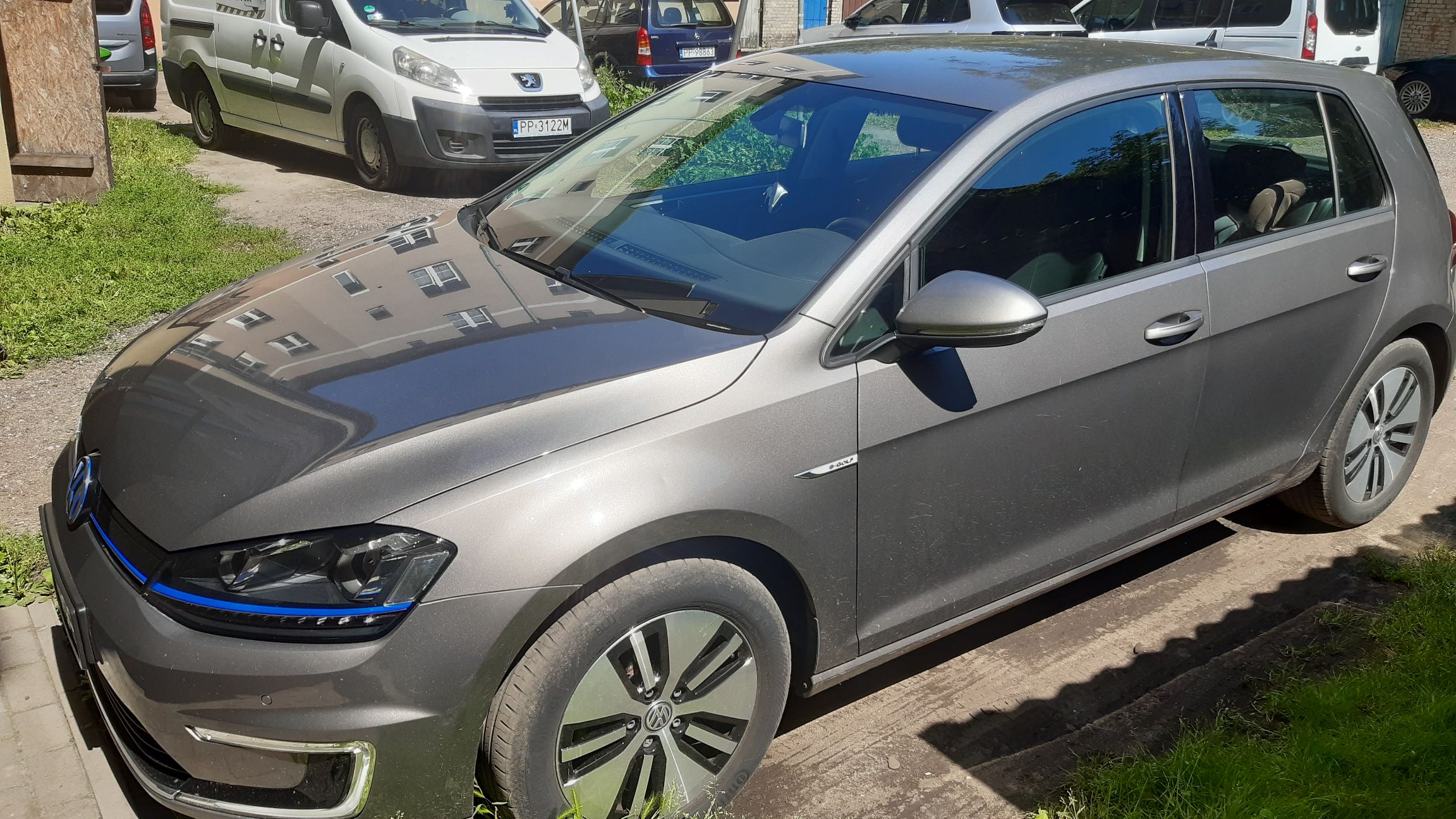 Szary, pięciodrzwiowy Volkswagen e-Golf sfotografowany z przodu pod kątem