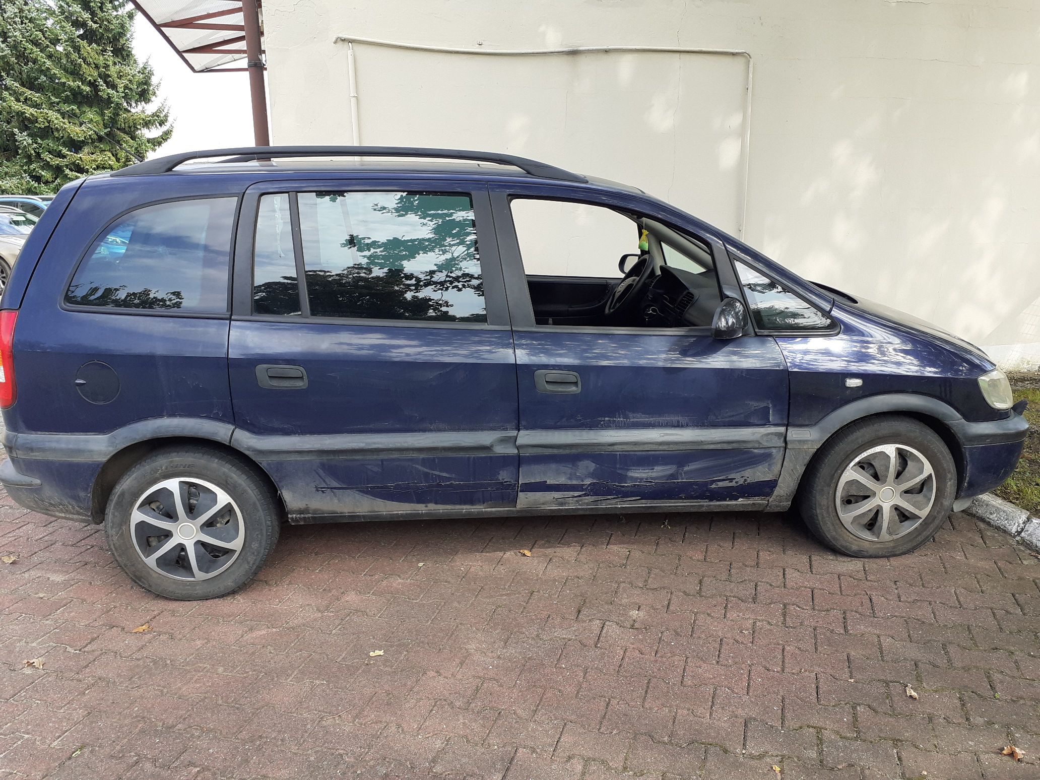 Prawy bok granatowego samochodu marki Opel Zafira.