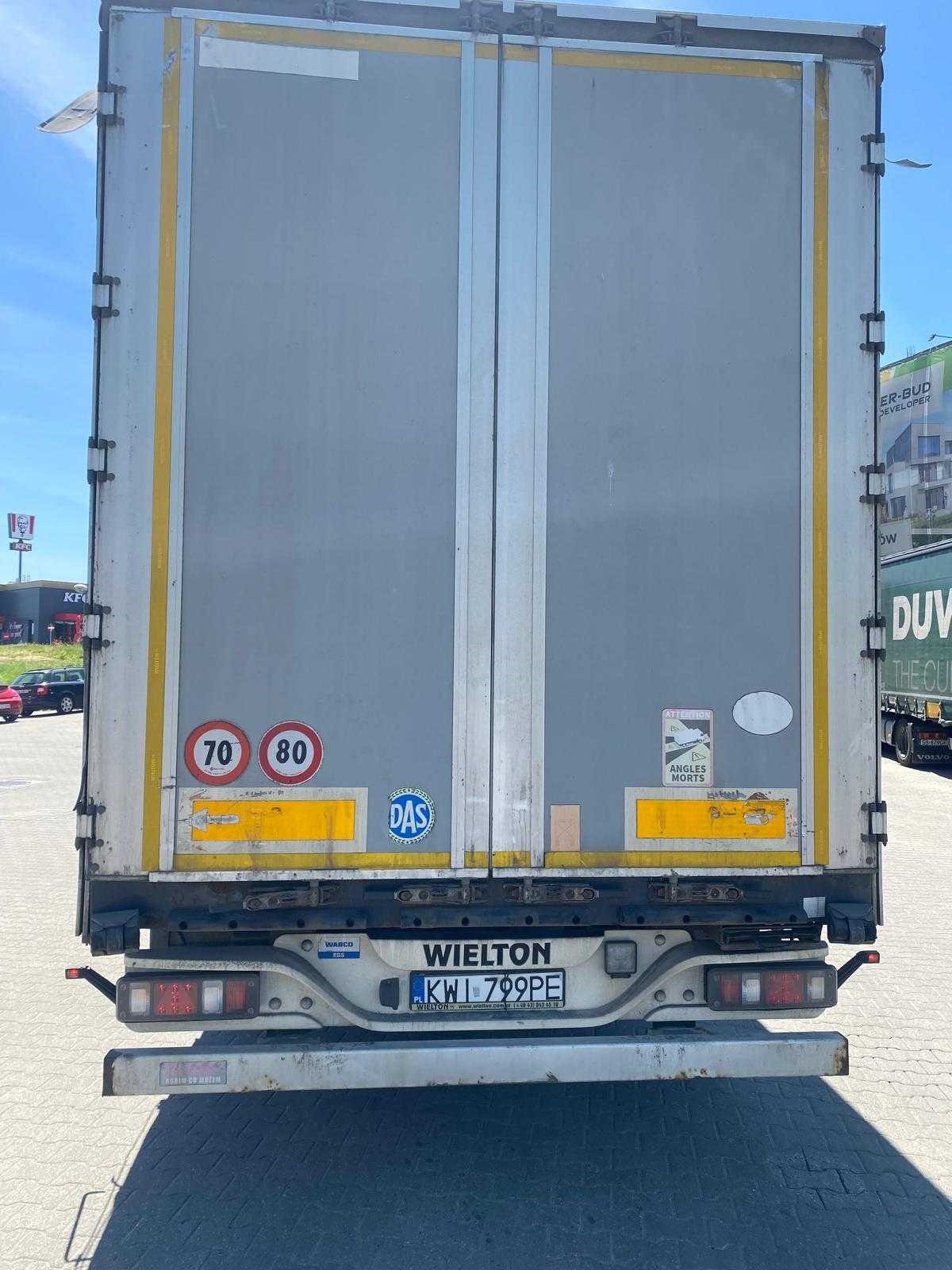 widok na tylne drzwi naczepy, widoczna tablica rejestracyjna
