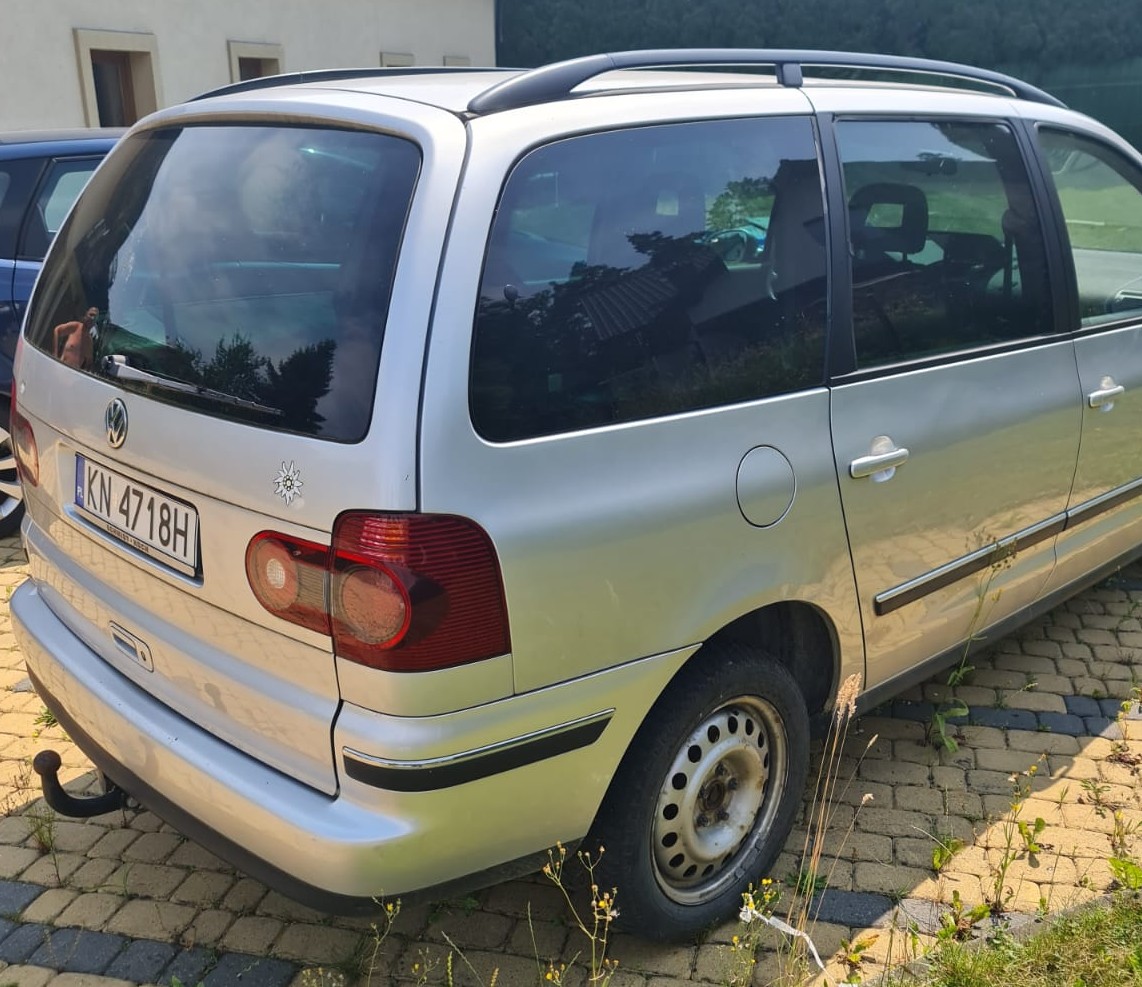Praw bok srebrnego samochodu marki Volkswagen Sharan.
