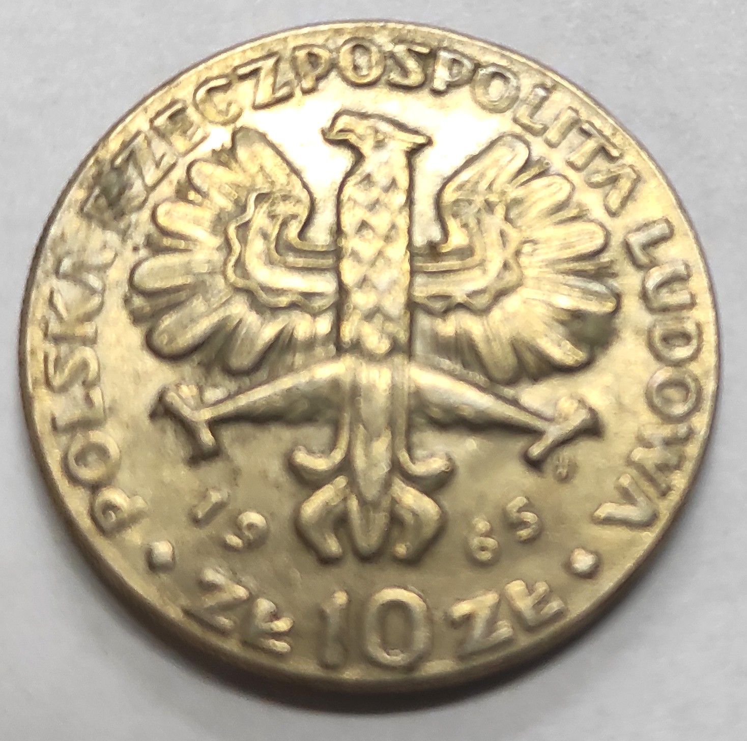 Awers monety. Na środku orzeł bez korony, po bokach orła rok 1965, na dole nominał 10 zł