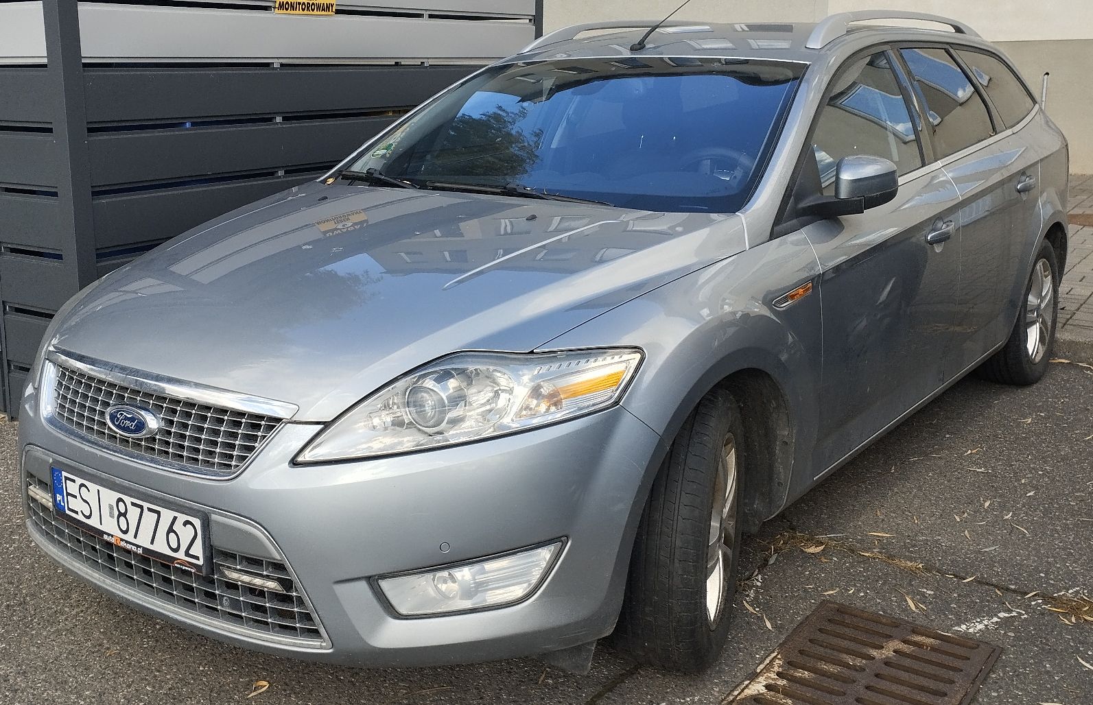 Srebrny Ford Mondeo kombi, widok z przodu od strony kierowcy, z widocznym lewym profilem.