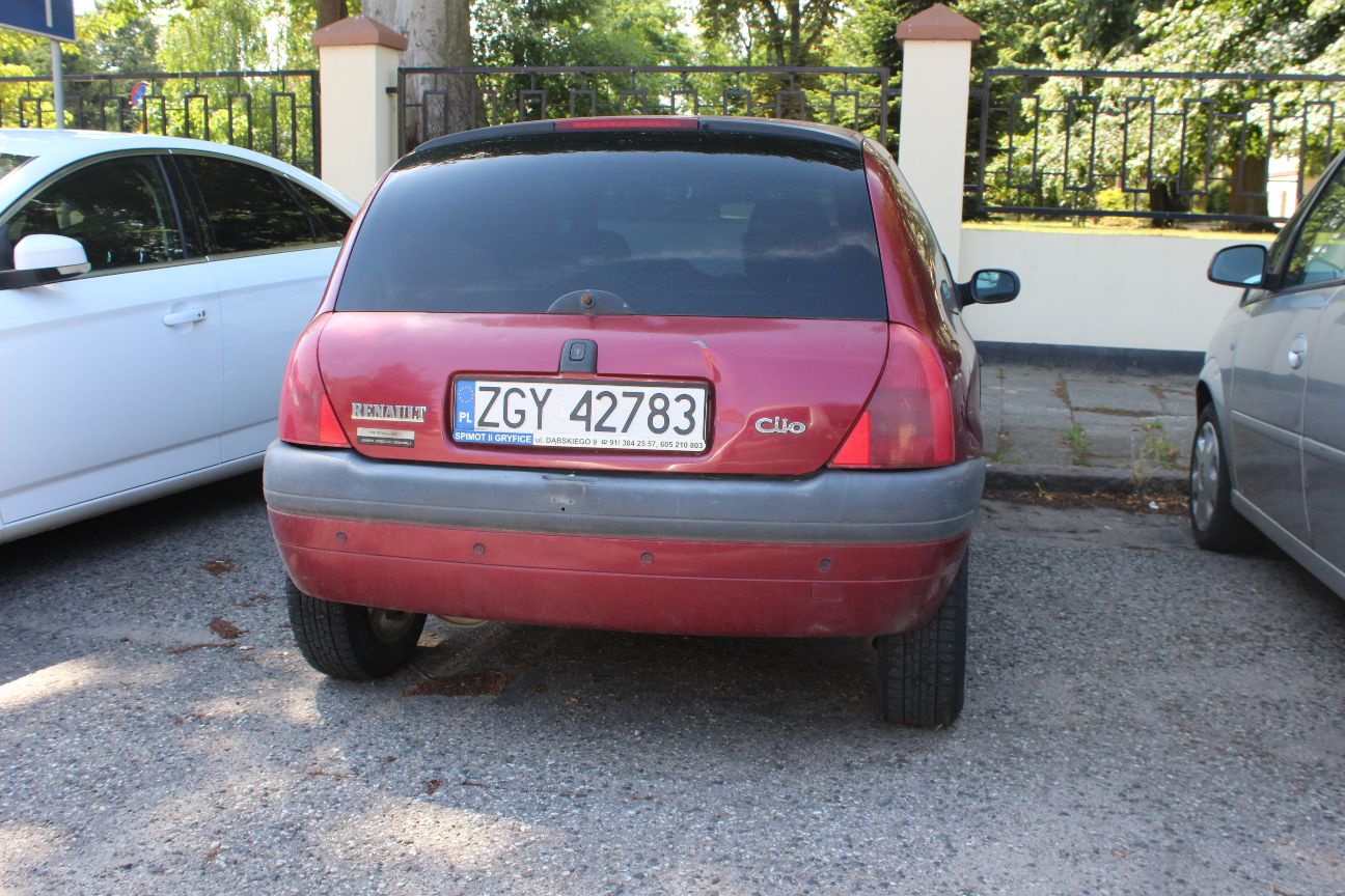 przyciemniona tylna szyba, brak tylnej wycieraczki, wgniecenie na klapie bagażnika