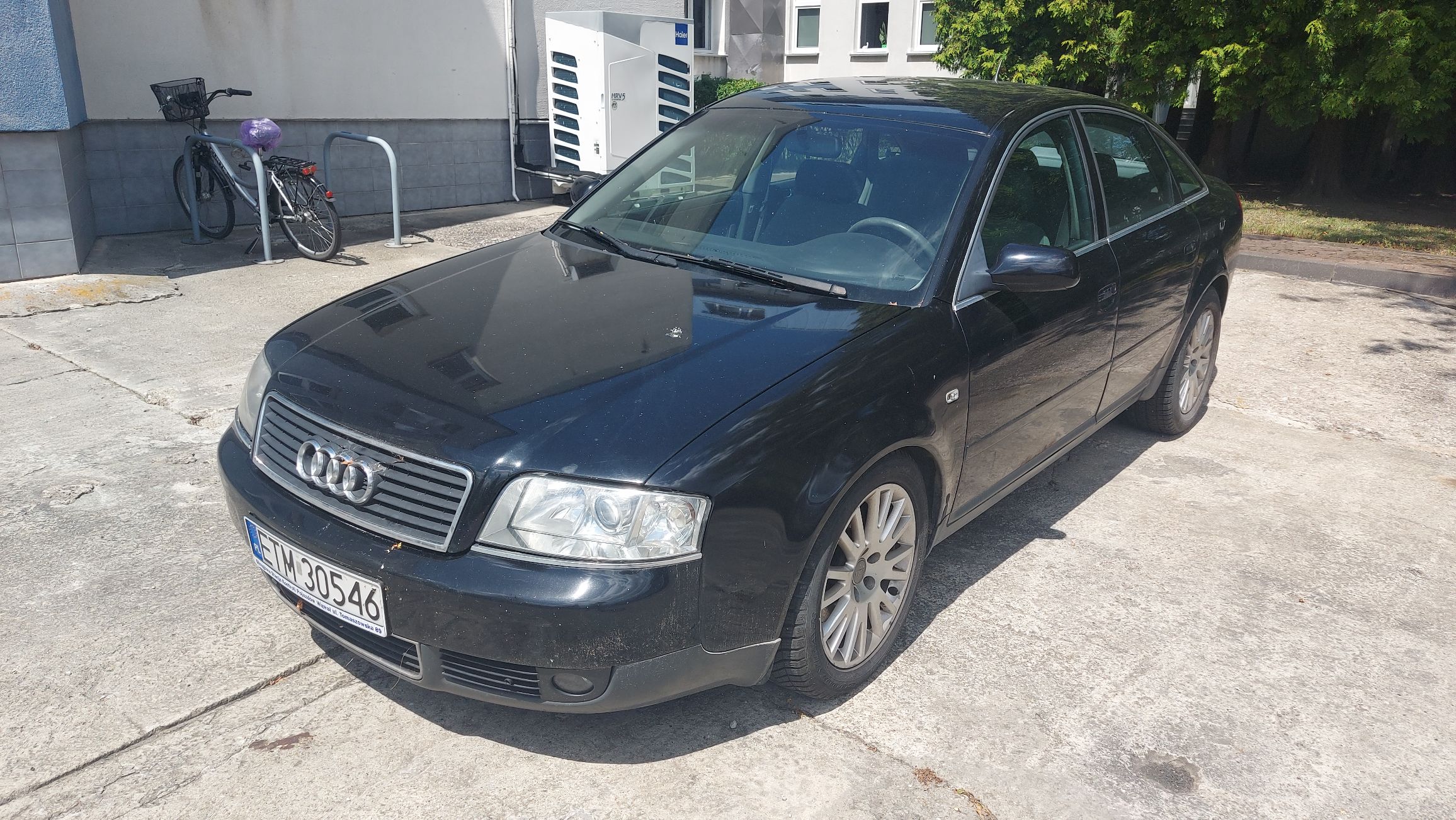 Przód i prawy profil czarnego Audi A6 C5 sedan. Widoczna tablica rejestracyjna ETM30546, wieloramienne felgi aluminiowe.