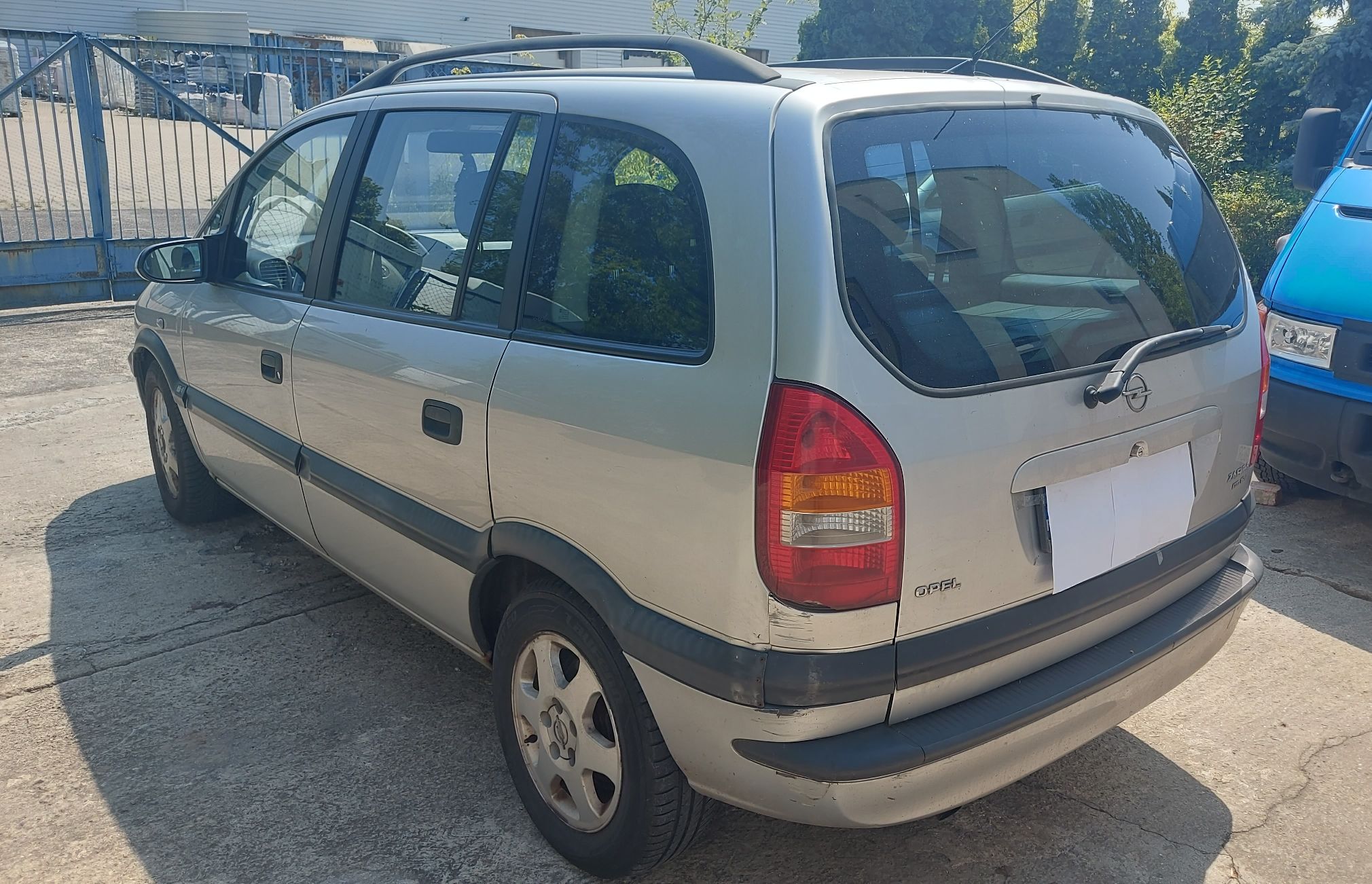 Tył i lewy bok srebrnego Opla Zafira A