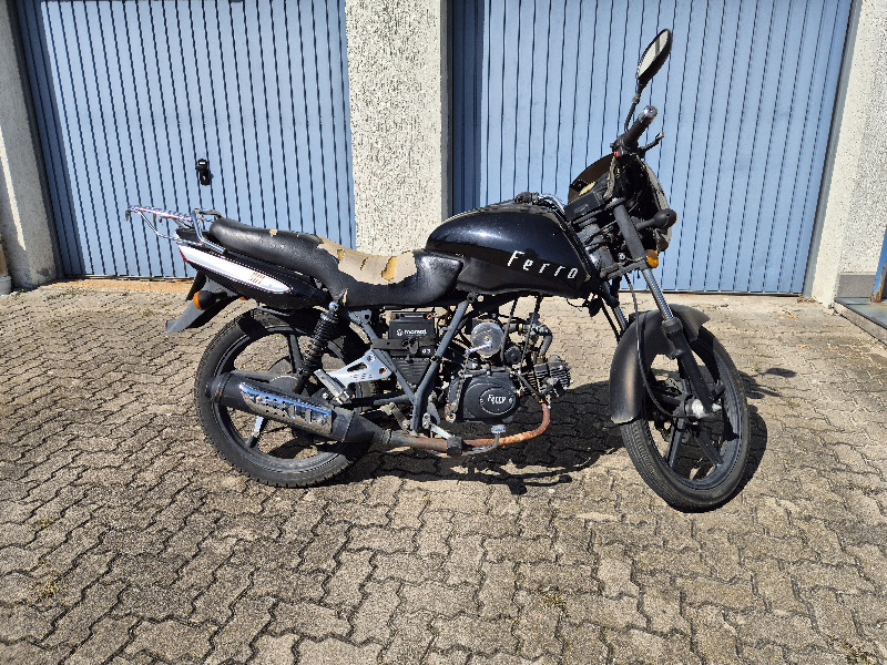 Motorower koloru czarnego prawy bok