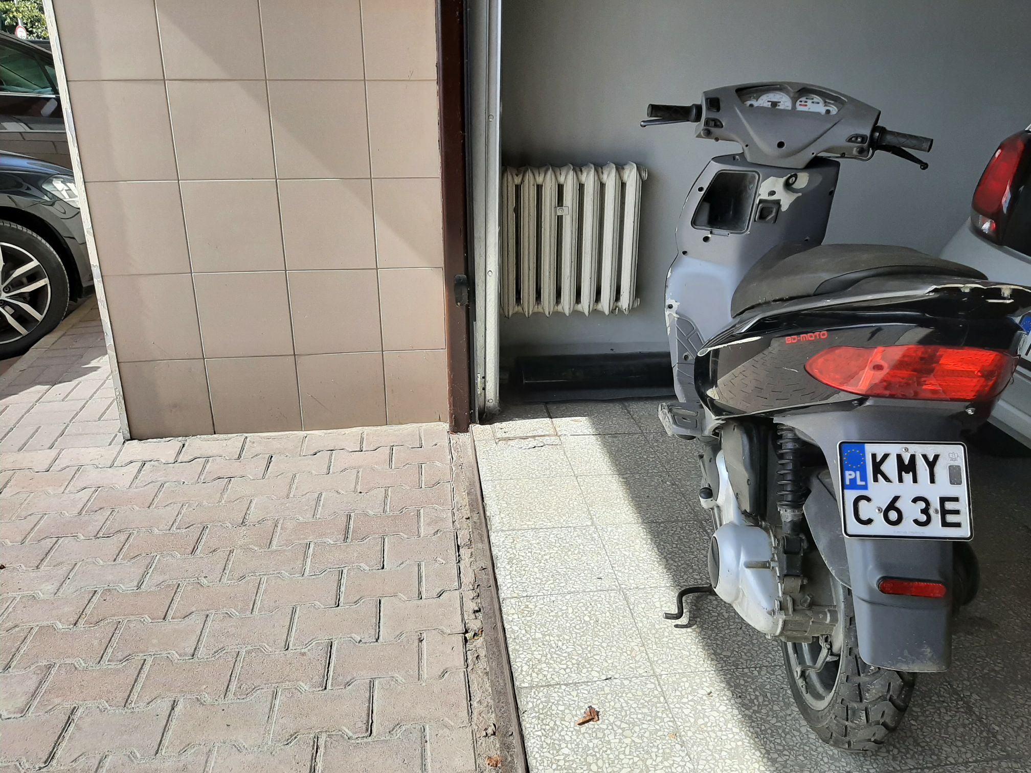 Motocykl z widoczną tablicą rejestracyjną.