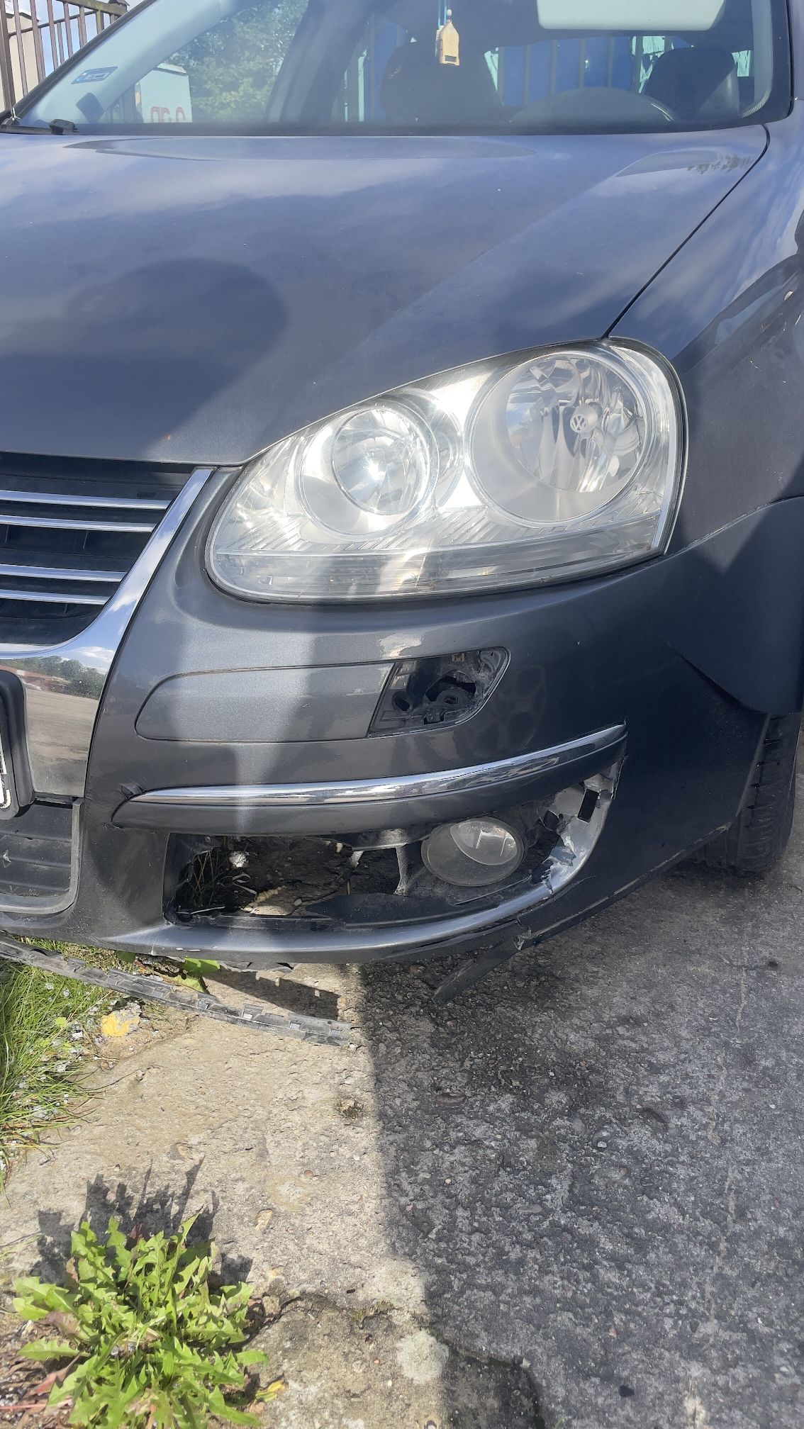 Lewy przedni bok samochodu samochodu Volkswagen Jetta.