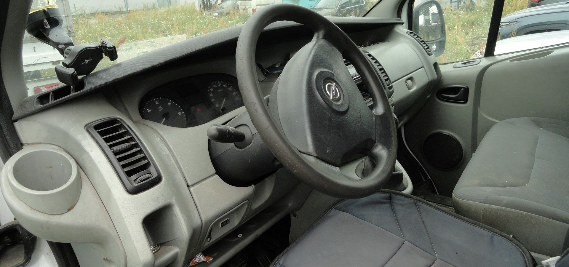 wnętrze od lewej Opla Vivaro