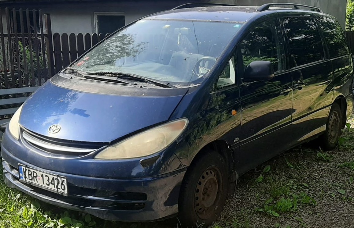 Lewy bok samochodu Toyota Previa. Kolor pojazdu granatowy.