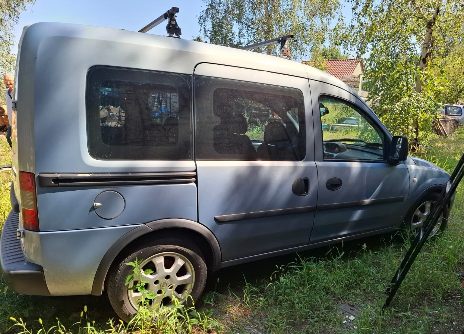 Prawy bok srebrnego Opla Combo bez widocznych uszkodzeń