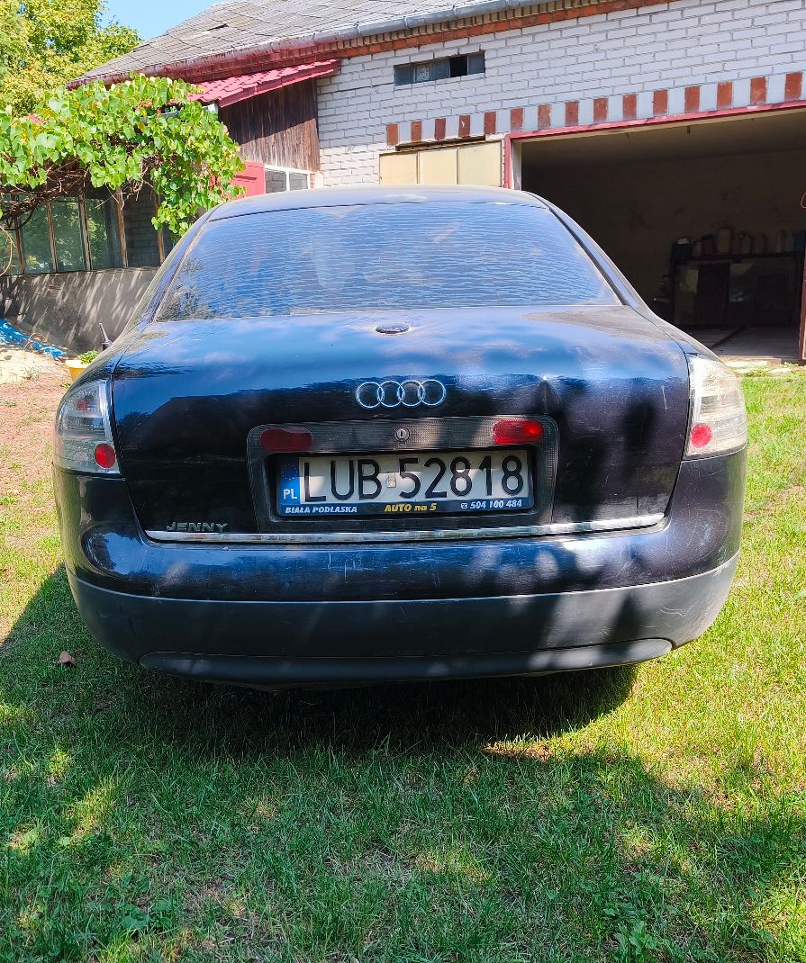 Tył pojazdu w kolorze granatowym