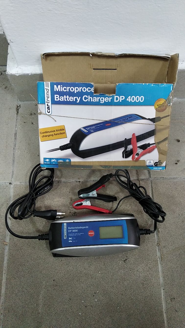 Prostownik Cartrend DP4000 koloru czarno niebieskiego