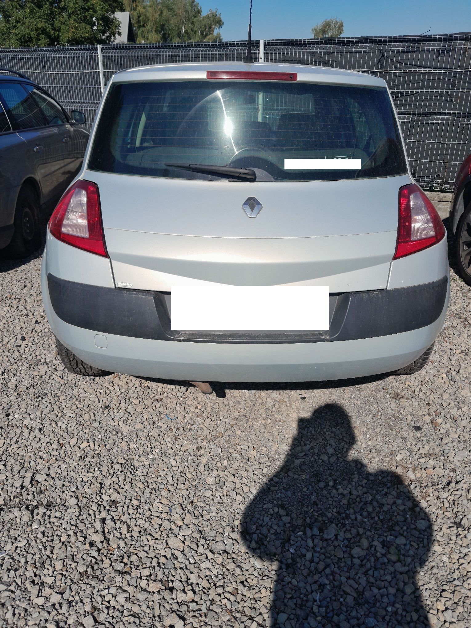 Srebrne Renault Megane widziane od tyłu pojazdu.