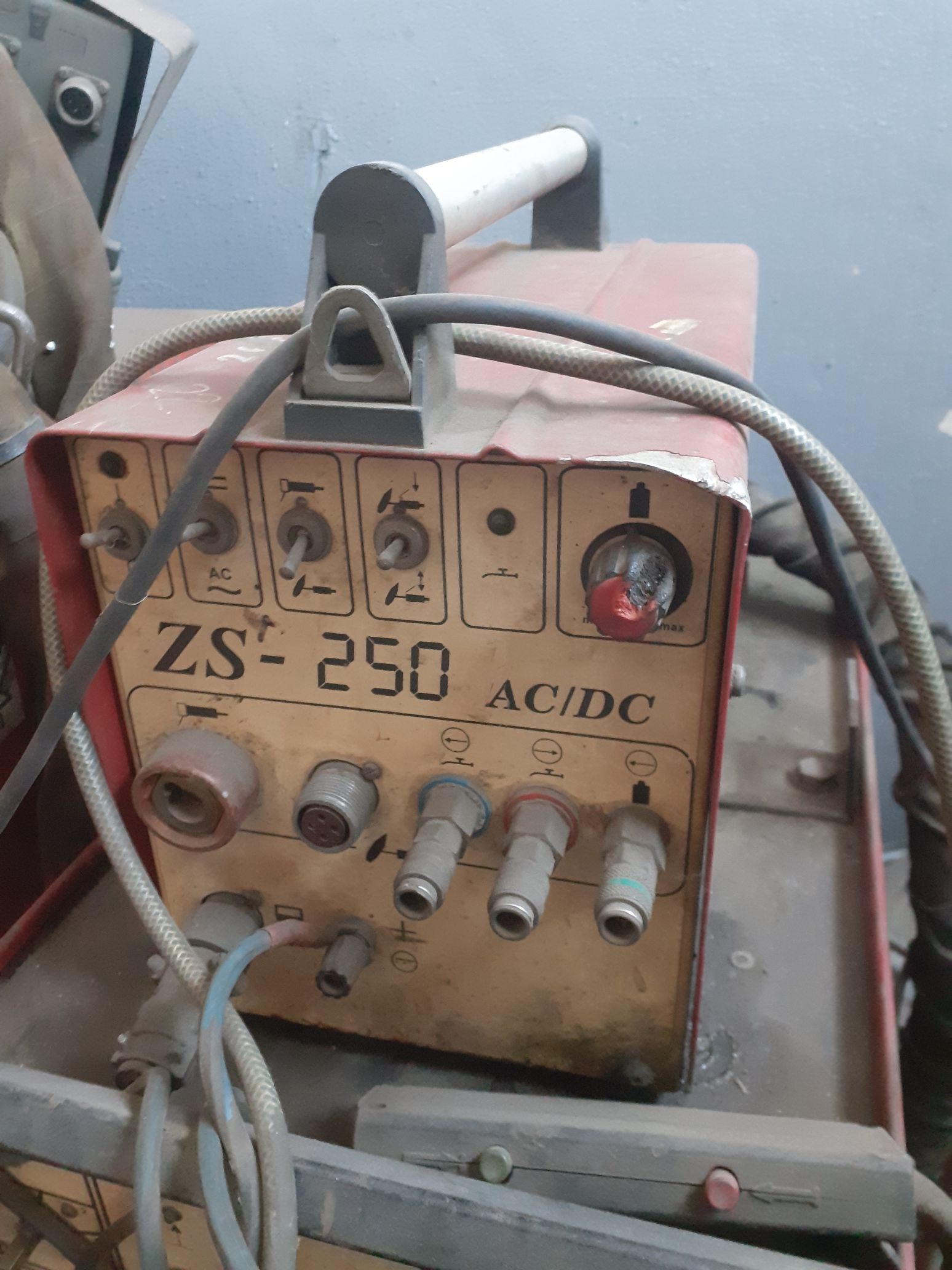 Widok z przodu, zespół sterowniczy Spawarki Montig 250 ACDC.