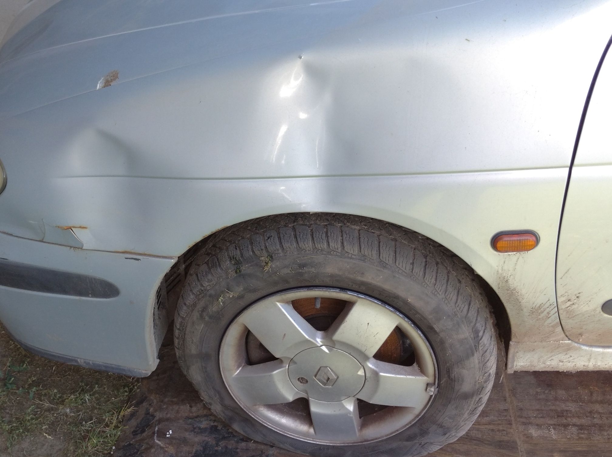 Renault Megane błotnik przedni lewy