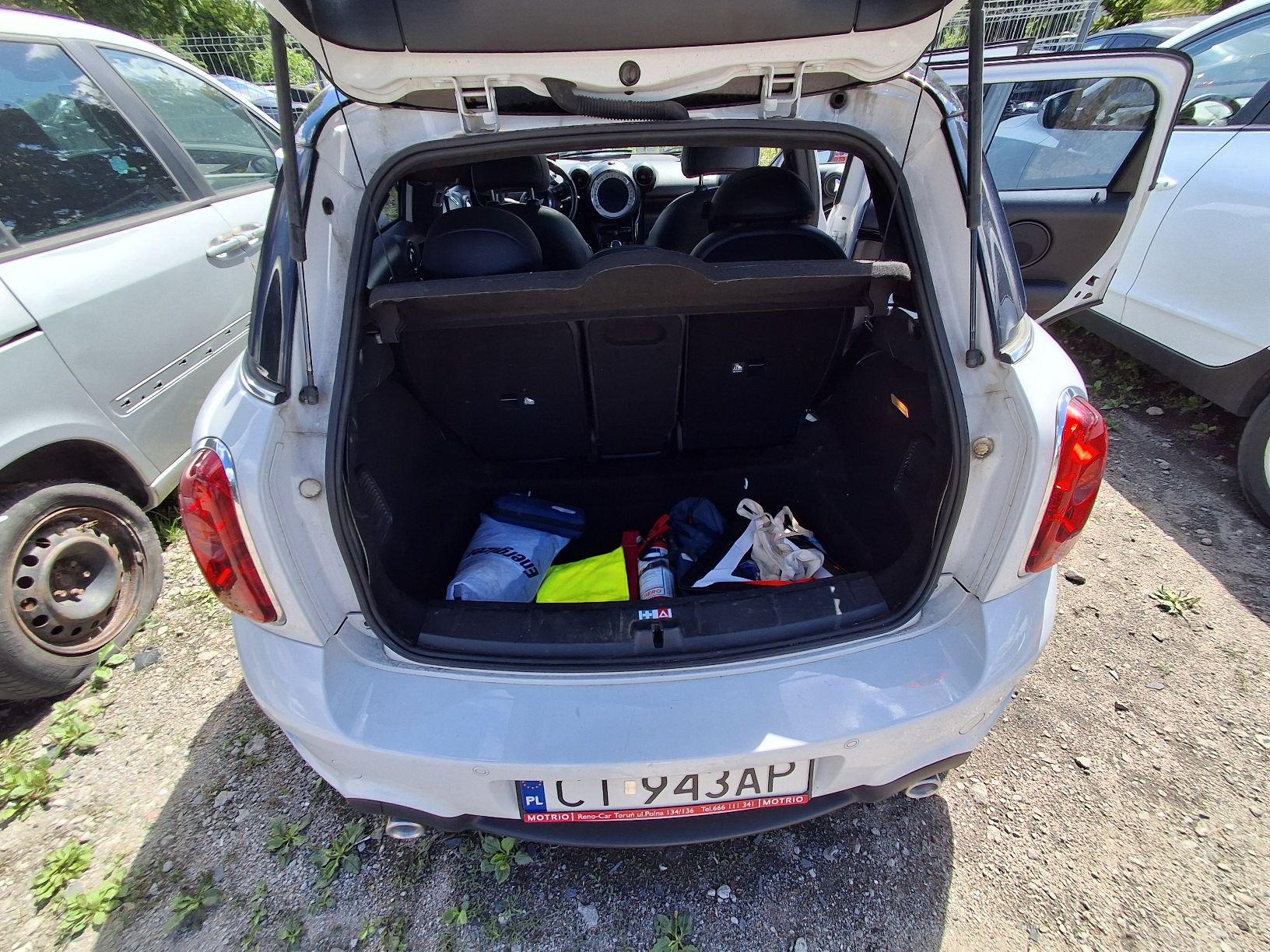 mini countryman otwarty bagażnik auta