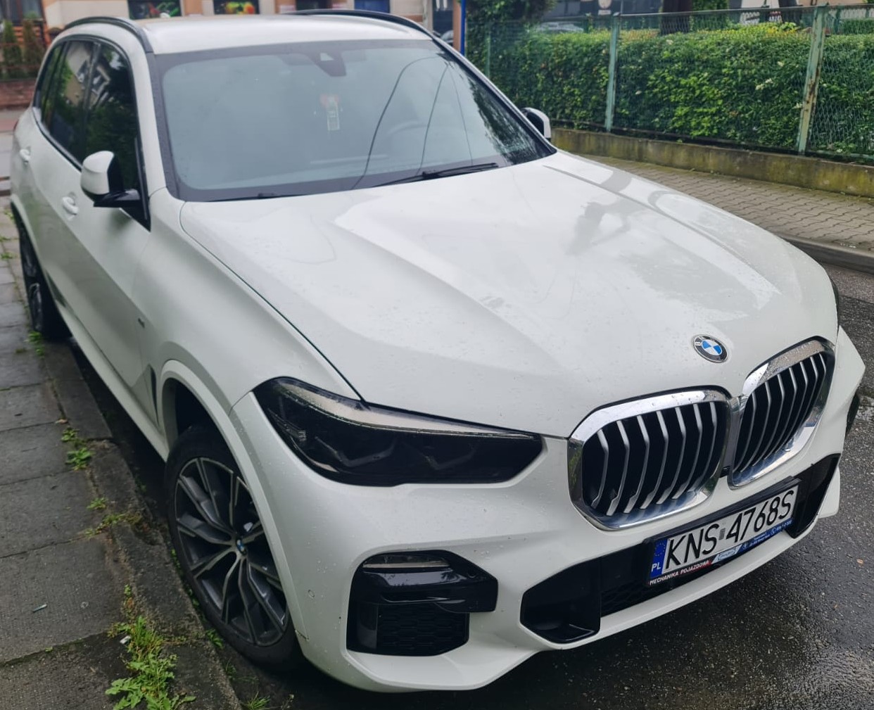 Biały samochód marki BMW.