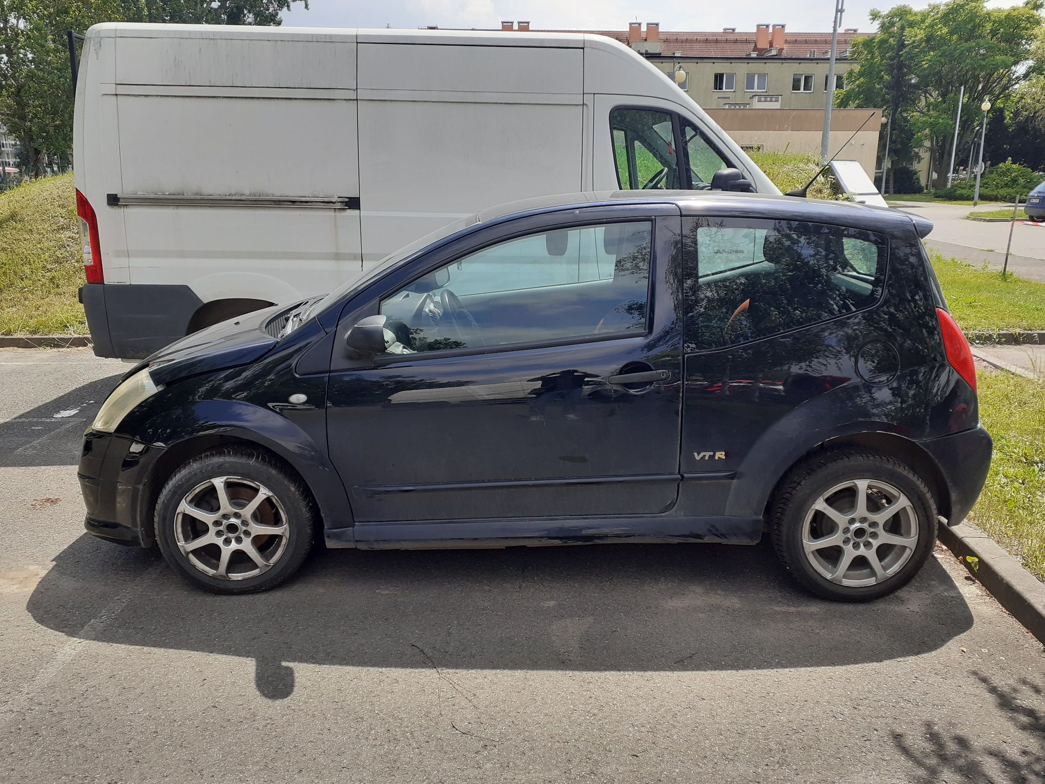 Citroen C2 koloru czarnego. Lewy bok.