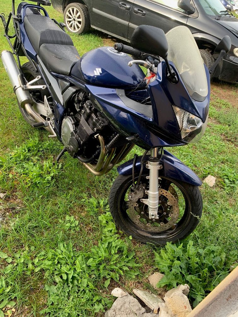 Suzuki GSF Bandit 1200 zaparkowany prawą przednią częścią do obiektywu
