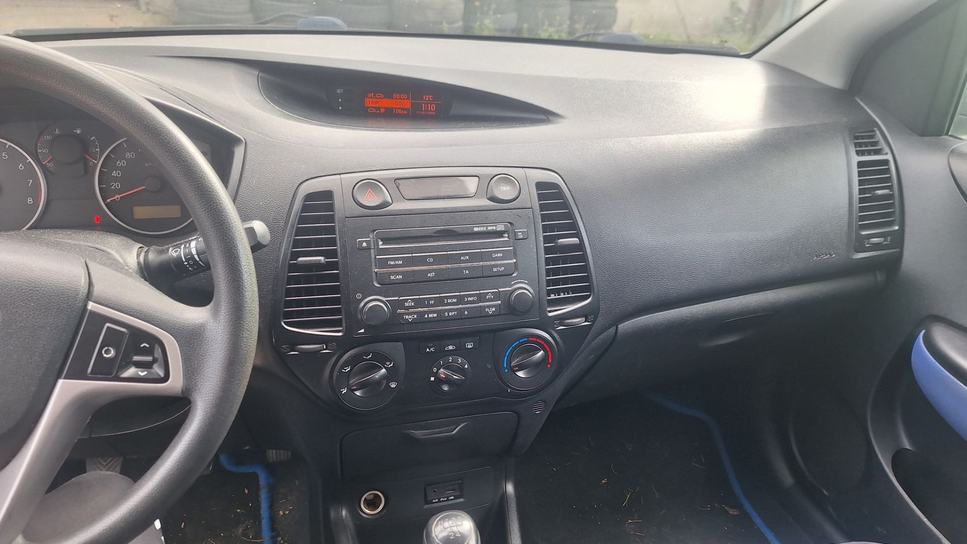 Deska rozdzielcza pojazdu Hyundai i20 z radiem.
