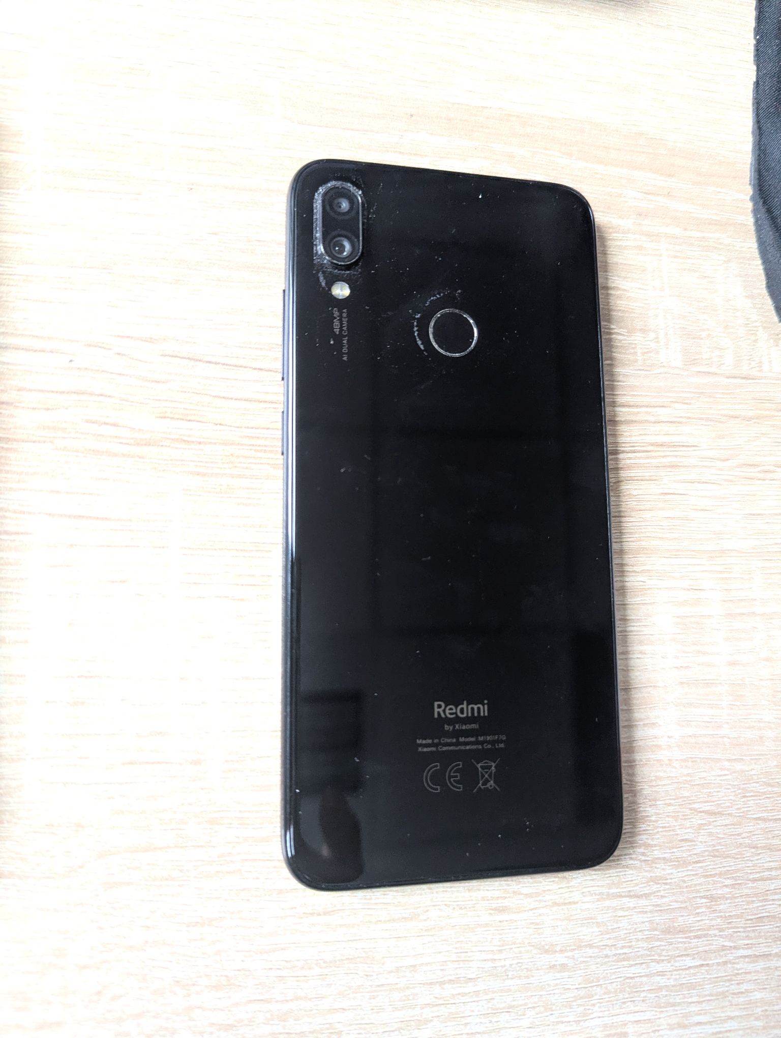 Zdjęcie tyłu czarnego telefonu