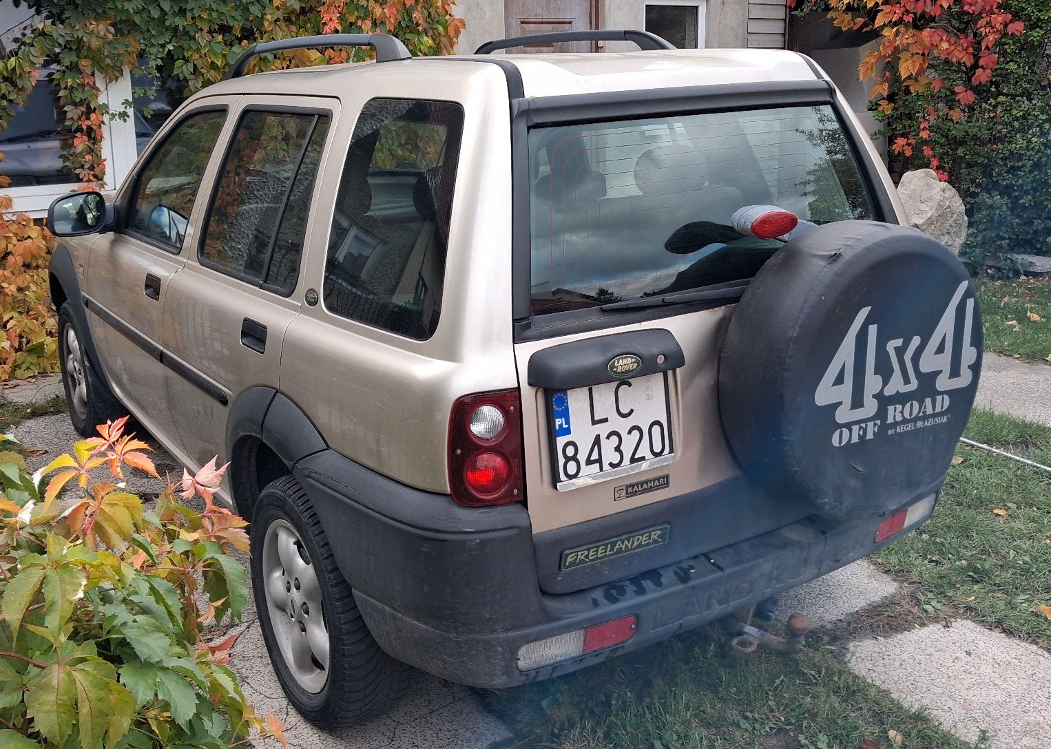 Samochód osobowy koloru beżowego. Widok na tył
