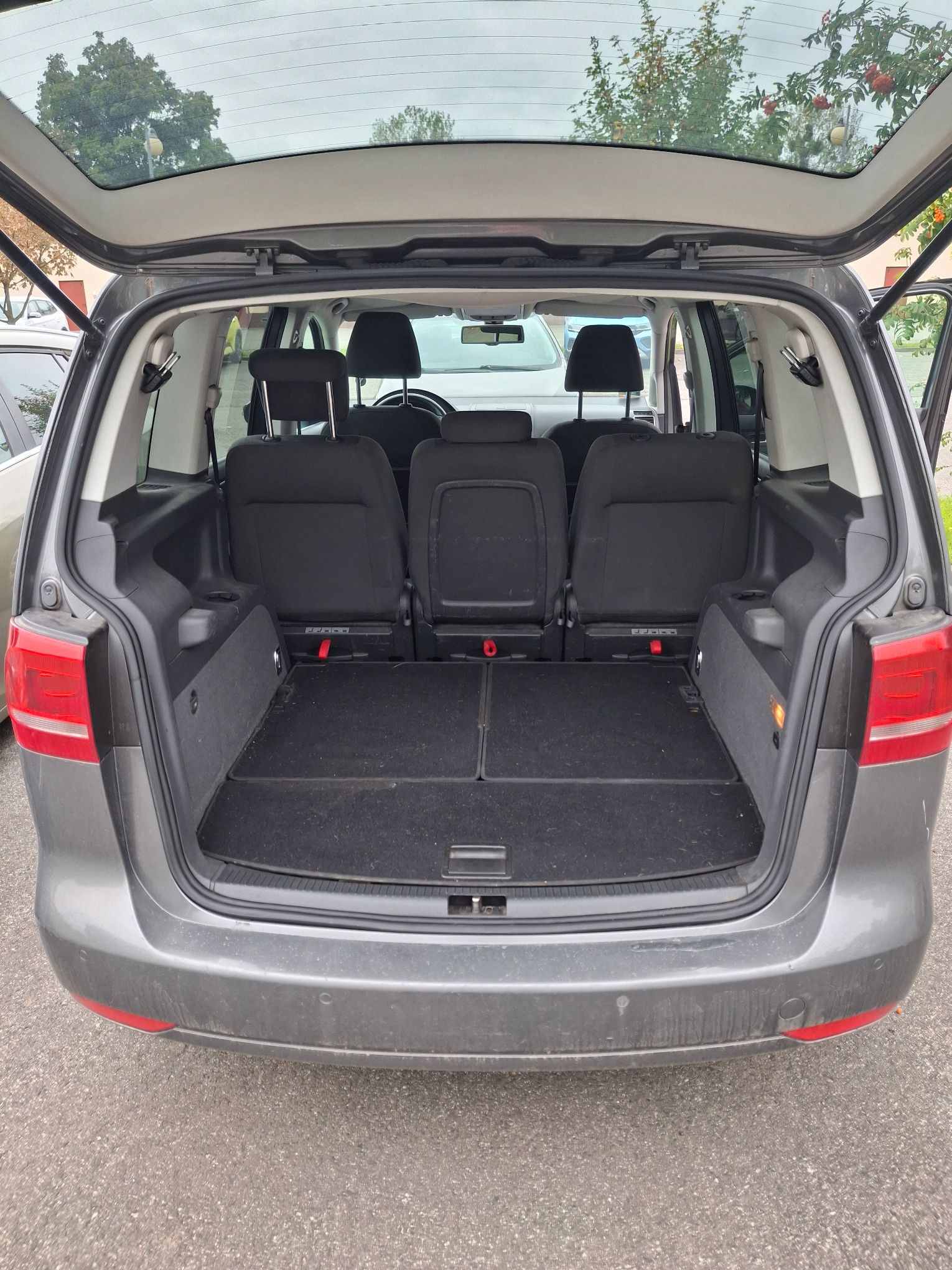 Volkswagen Touran 2011 - zdjęcie 1