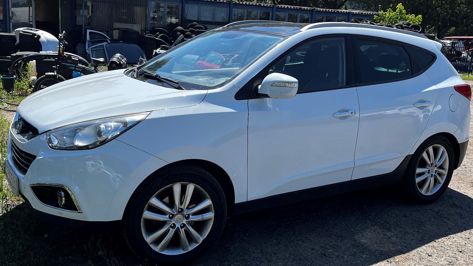 Biały Hyundai Tuscon widziany z boku i z przodu